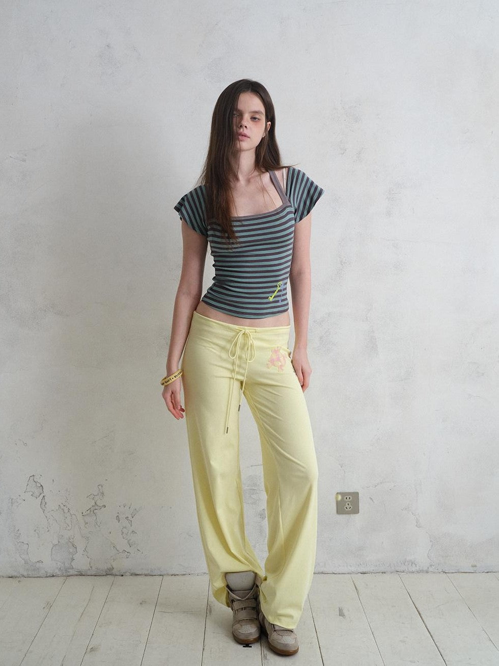 UNIVERSE Contrast Stripe Print Square Neck Flutter Sleeve Tie Neck Women's Crop Tops