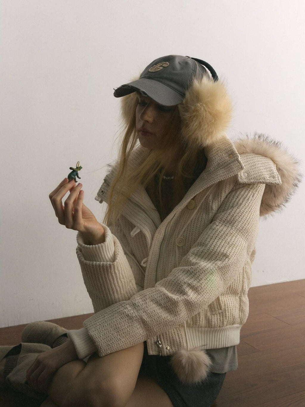 UNIVERSE Cropped Pompom Fur Trim Slim Detachable Hood Women's White Duck Down Down Jackets