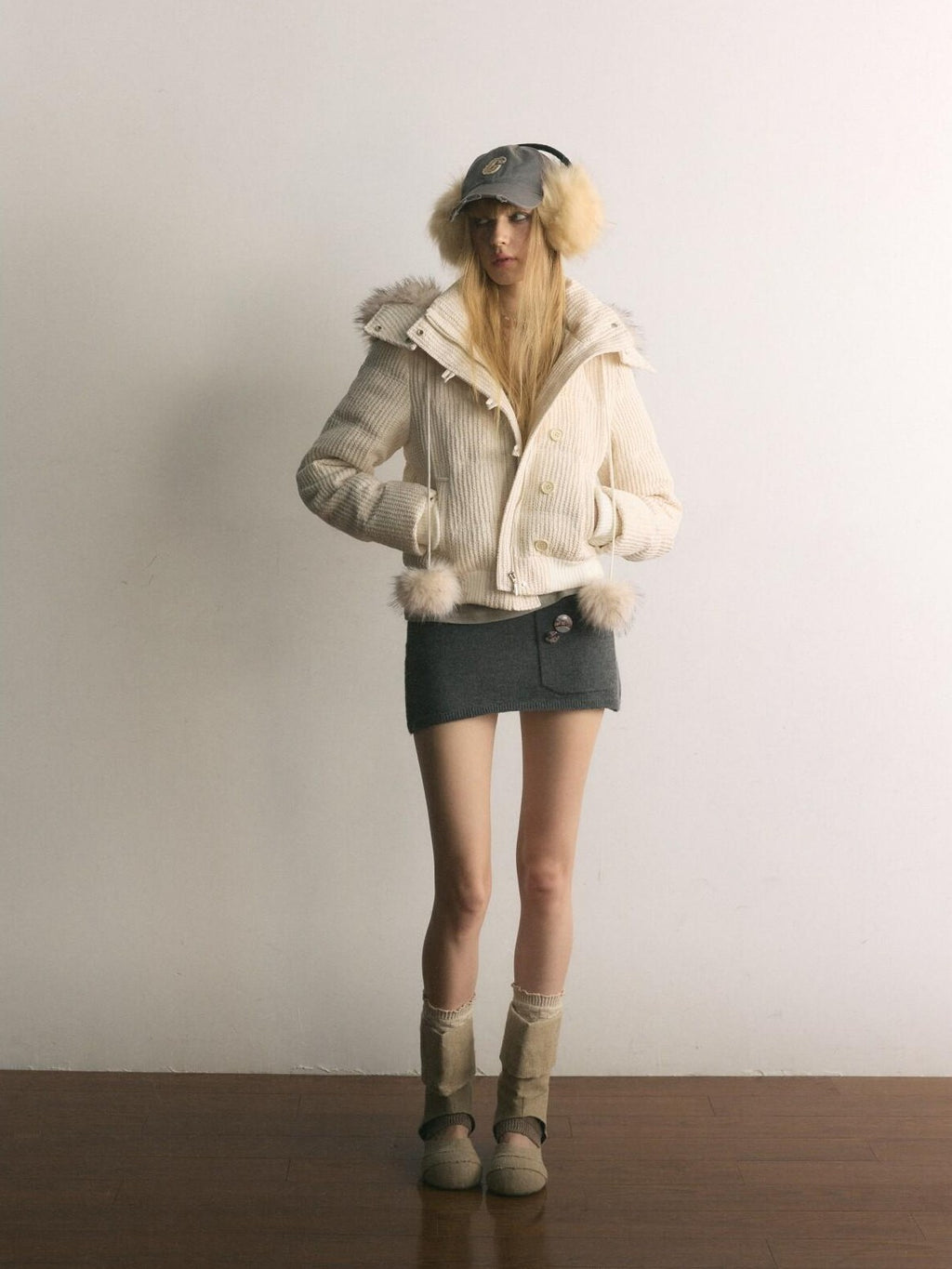 UNIVERSE Cropped Pompom Fur Trim Slim Detachable Hood Women's White Duck Down Down Jackets