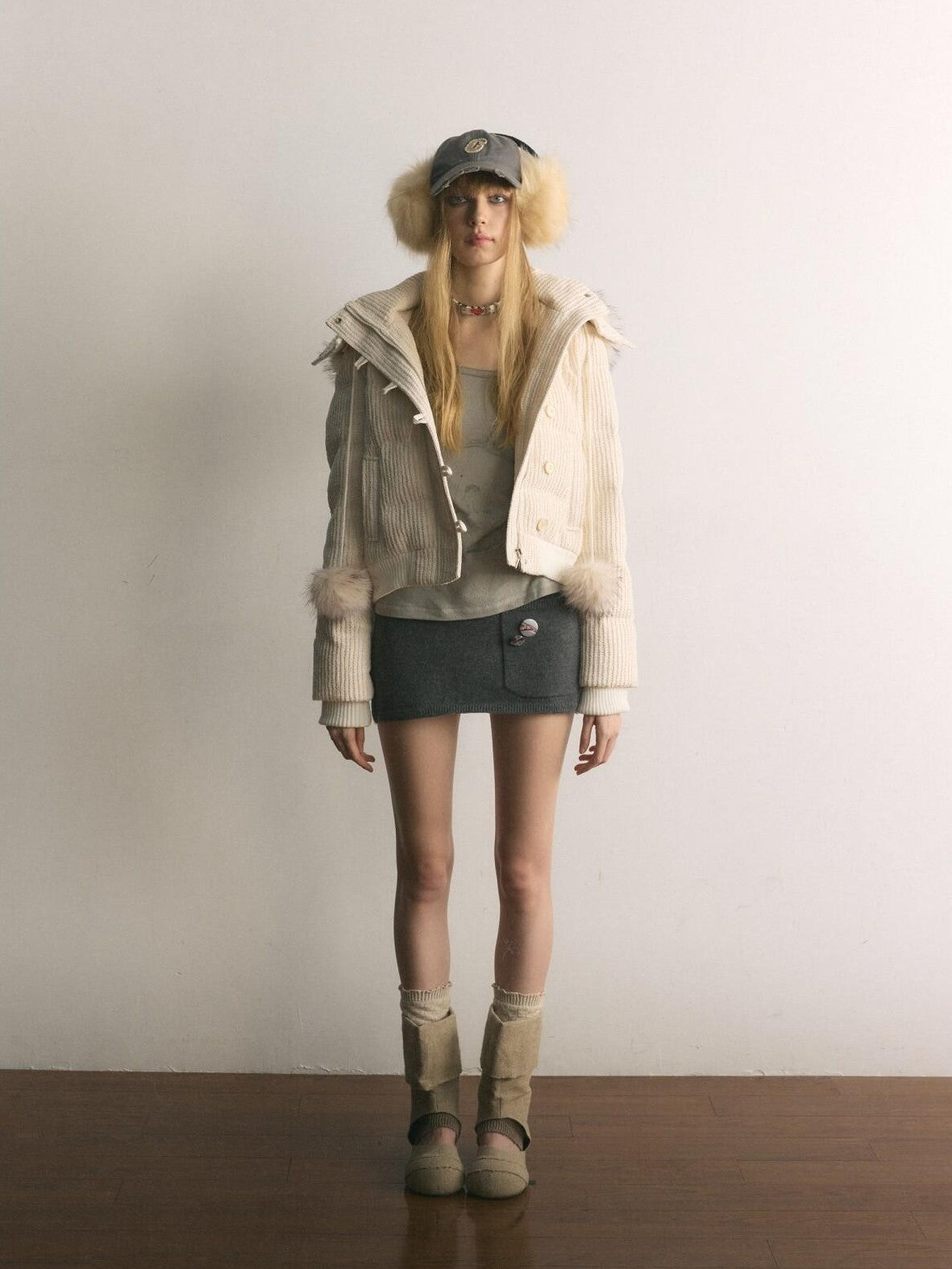 UNIVERSE Cropped Pompom Fur Trim Slim Detachable Hood Women's White Duck Down Down Jackets