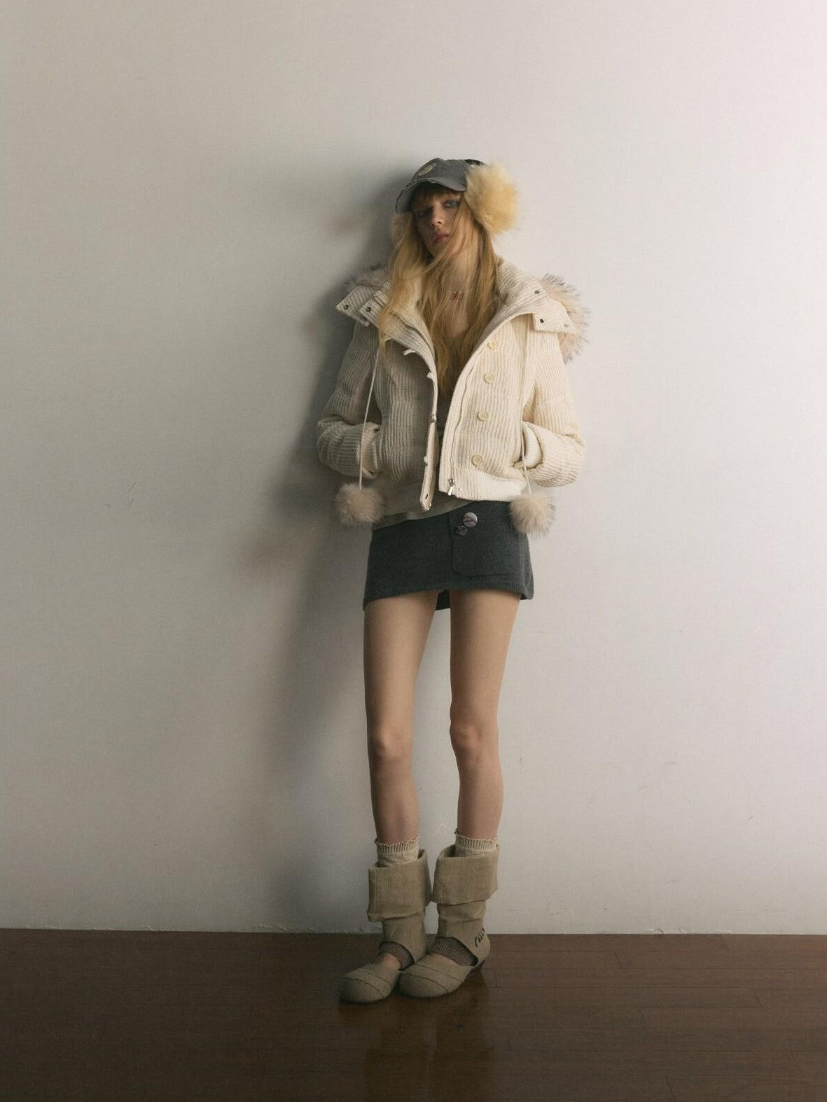 UNIVERSE Cropped Pompom Fur Trim Slim Detachable Hood Women's White Duck Down Down Jackets