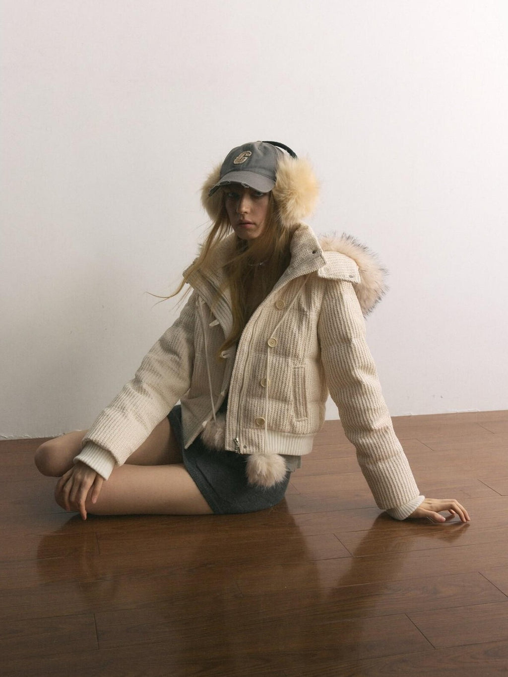 UNIVERSE Cropped Pompom Fur Trim Slim Detachable Hood Women's White Duck Down Down Jackets