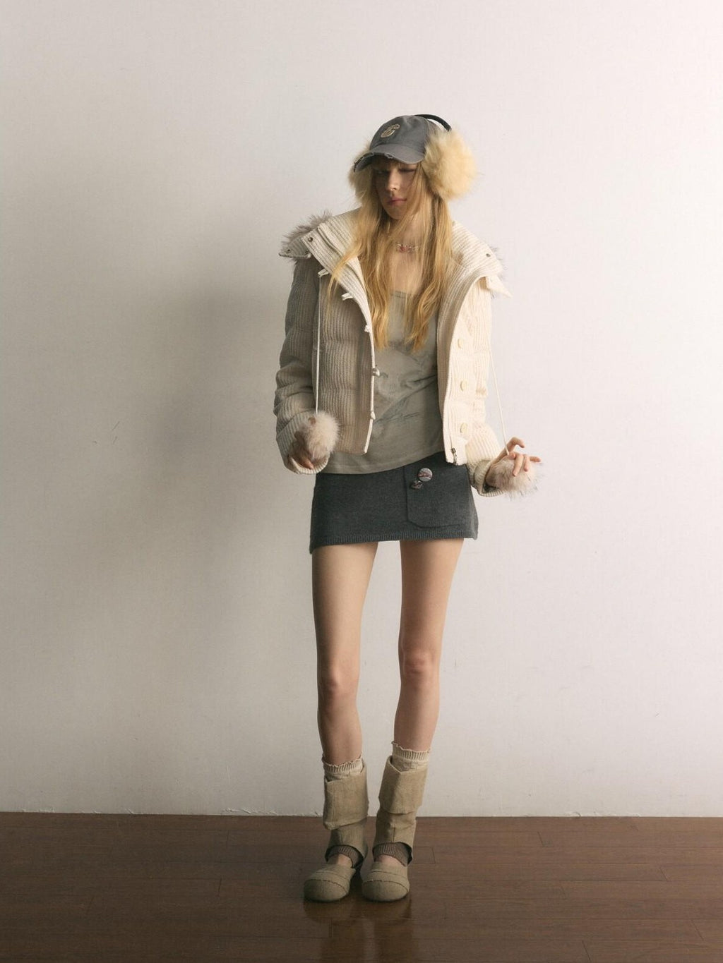 UNIVERSE Cropped Pompom Fur Trim Slim Detachable Hood Women's White Duck Down Down Jackets