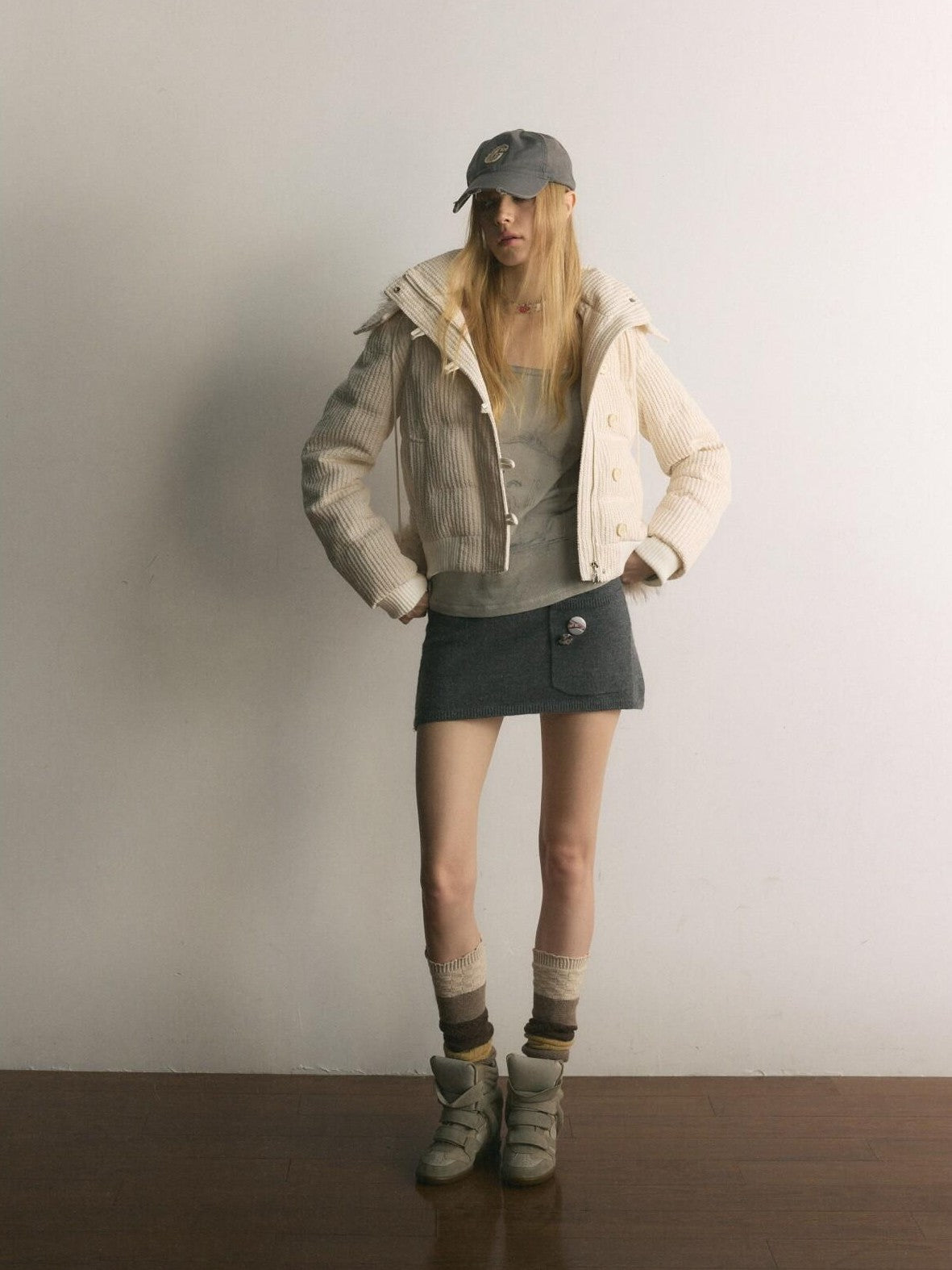 UNIVERSE Cropped Pompom Fur Trim Slim Detachable Hood Women's White Duck Down Down Jackets