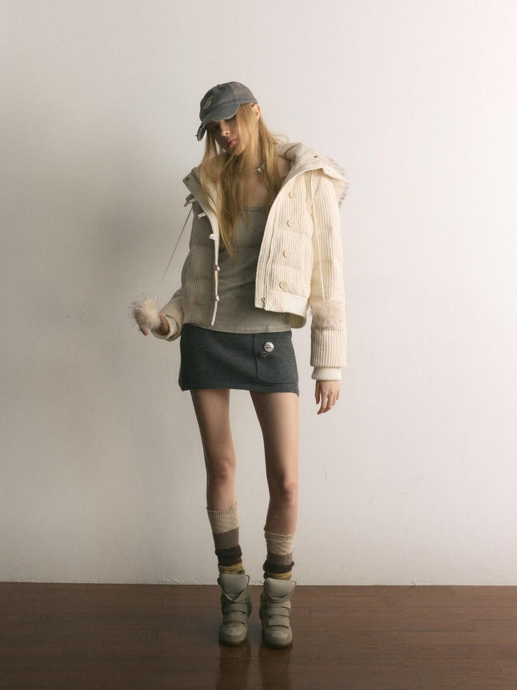 UNIVERSE Cropped Pompom Fur Trim Slim Detachable Hood Women's White Duck Down Down Jackets