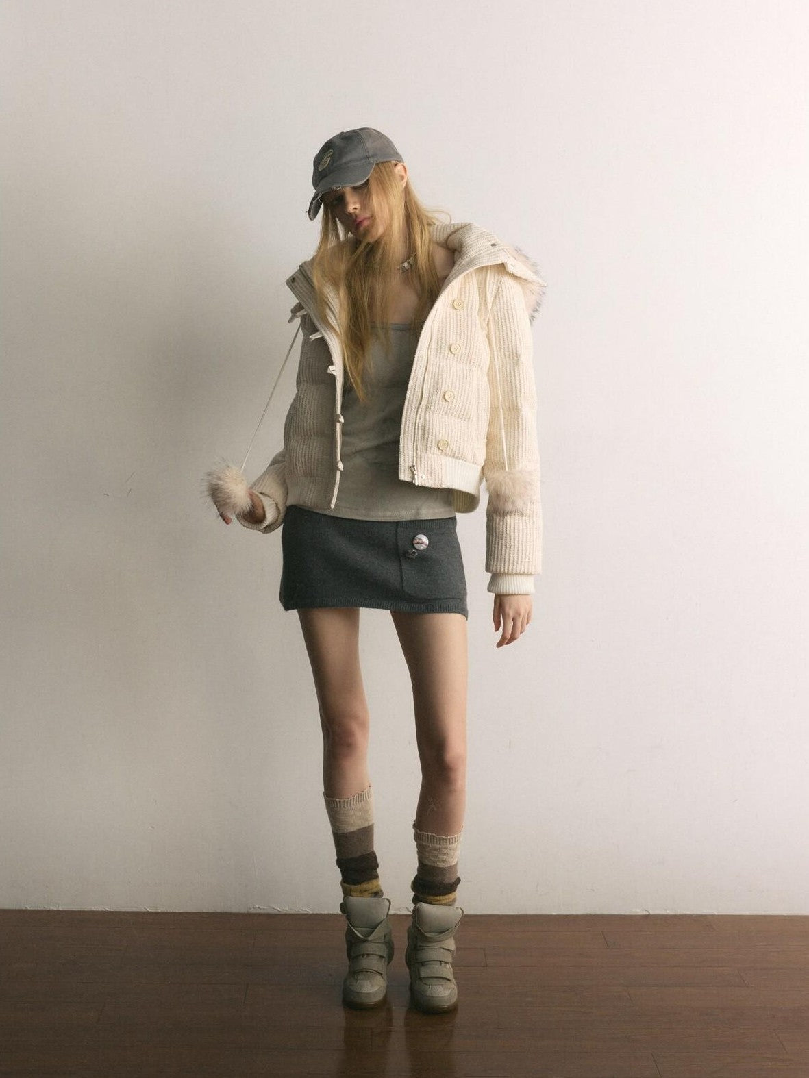 UNIVERSE Cropped Pompom Fur Trim Slim Detachable Hood Women's White Duck Down Down Jackets