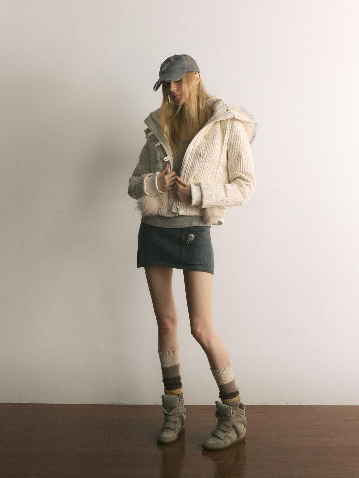 UNIVERSE Cropped Pompom Fur Trim Slim Detachable Hood Women's White Duck Down Down Jackets