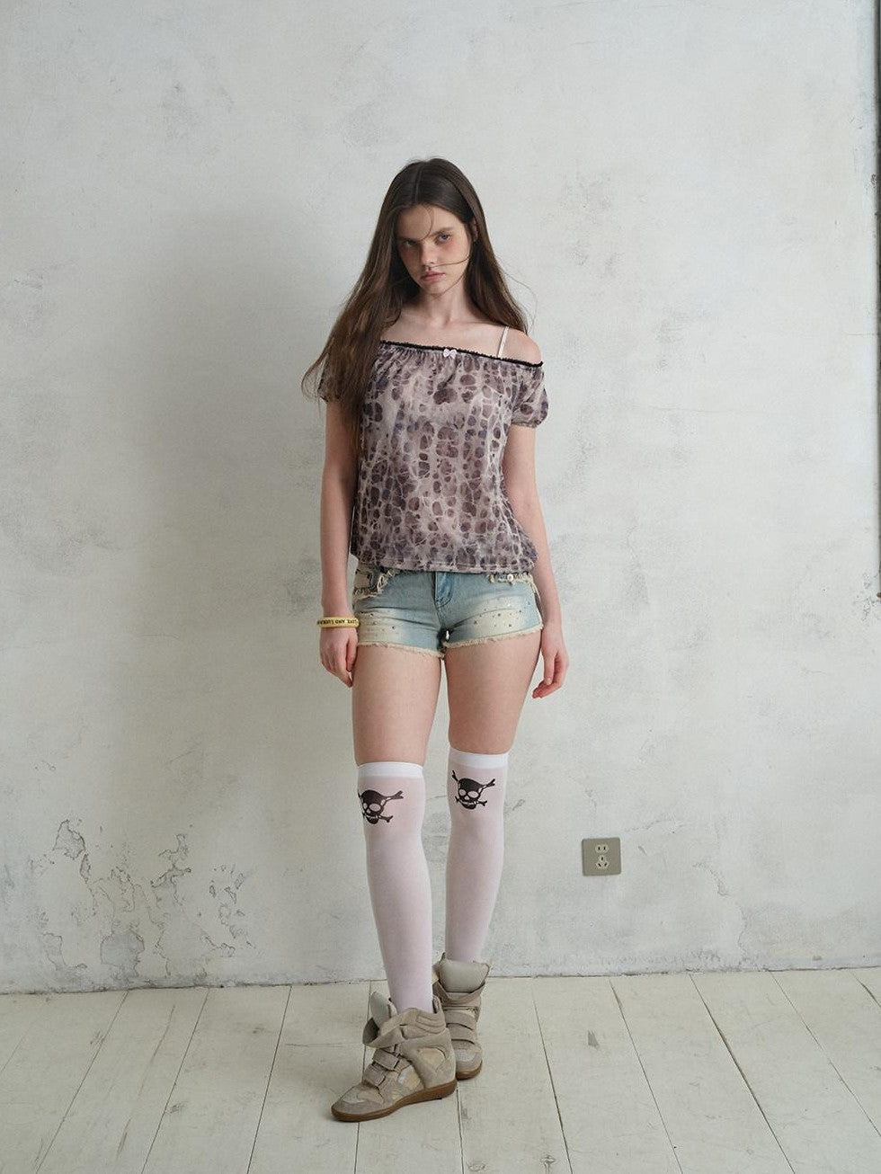 UNIVERSE Rhinestone Button Washed Ombre Raw Hem Low Rise Women's Cotton Denim Shorts