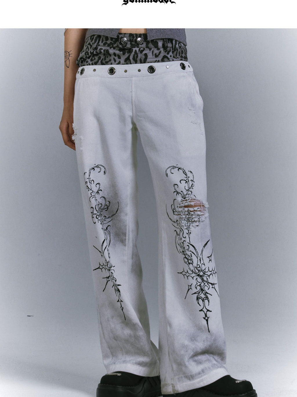 YUKAHOUSE White Vintage Graffiti Distressed Women's Denim Straight-leg Jeans