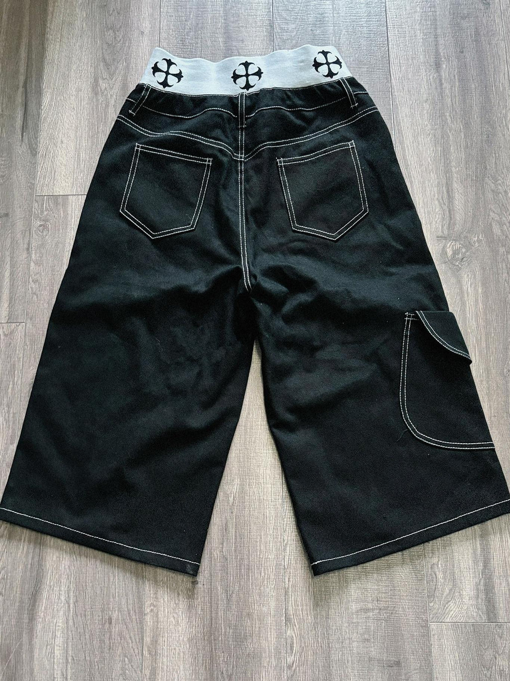 PAIKI 100 Percent Cotton Loose Fit Pocket Topstitch Mid Rise Men Casual Short Trousers