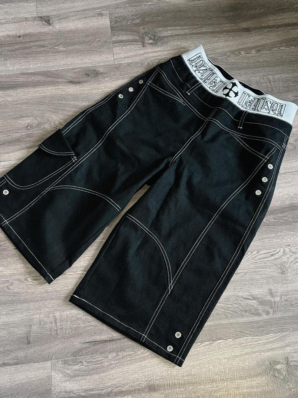 PAIKI 100 Percent Cotton Loose Fit Pocket Topstitch Mid Rise Men Casual Short Trousers