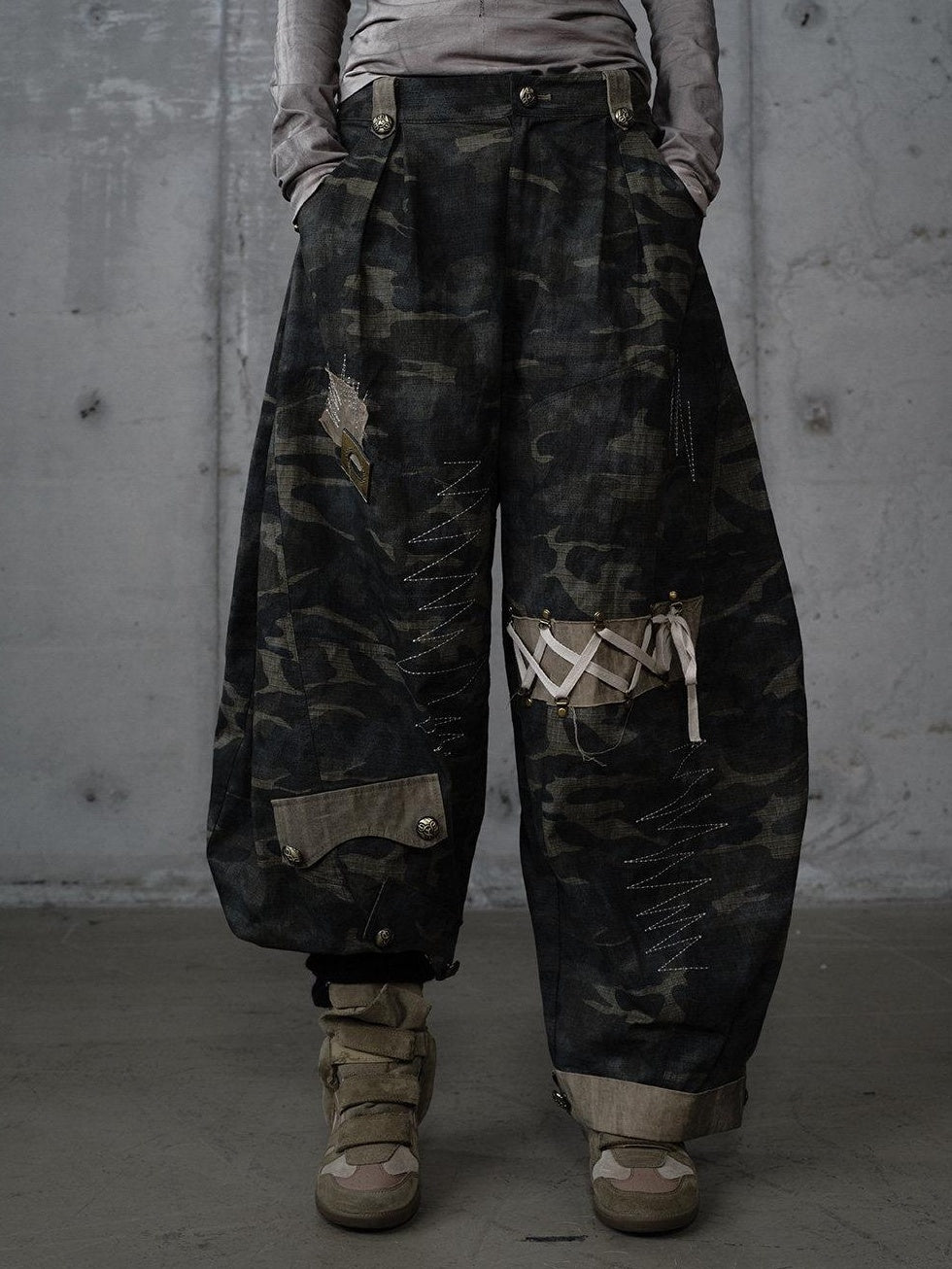 NO ROMANCE Embroidered Cotton Camo Casual Mid Rise Curved Cut Teen Girls Wide-Leg Pants