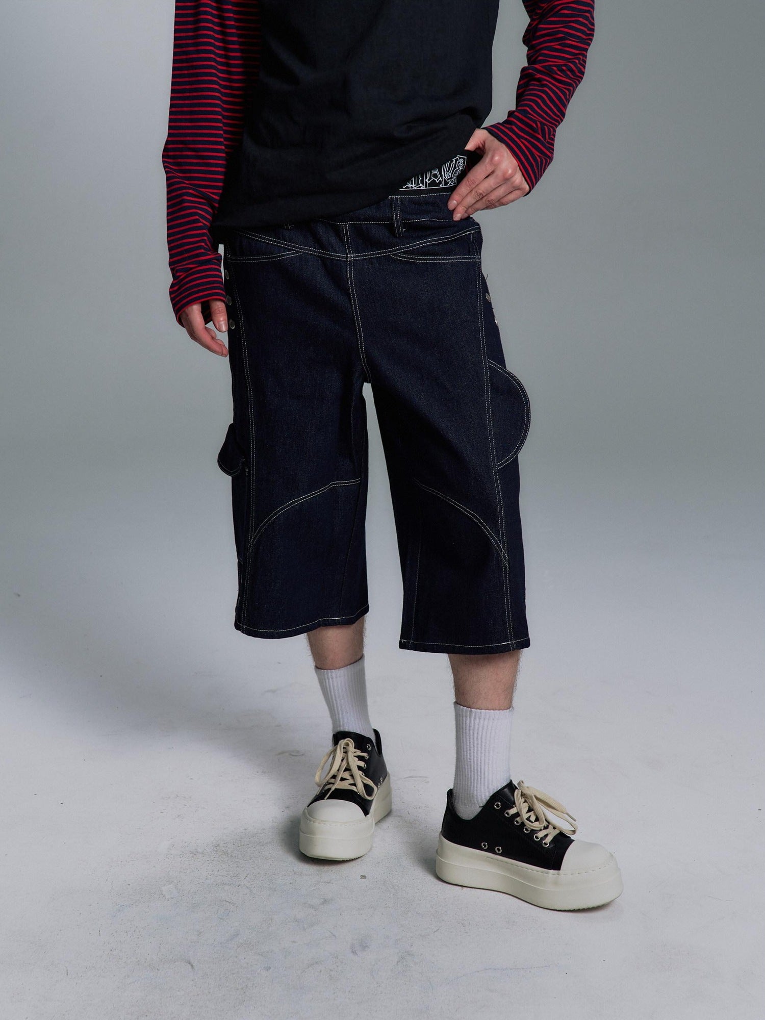 PAIKI 100 Percent Cotton Loose Fit Pocket Topstitch Mid Rise Men Casual Short Trousers