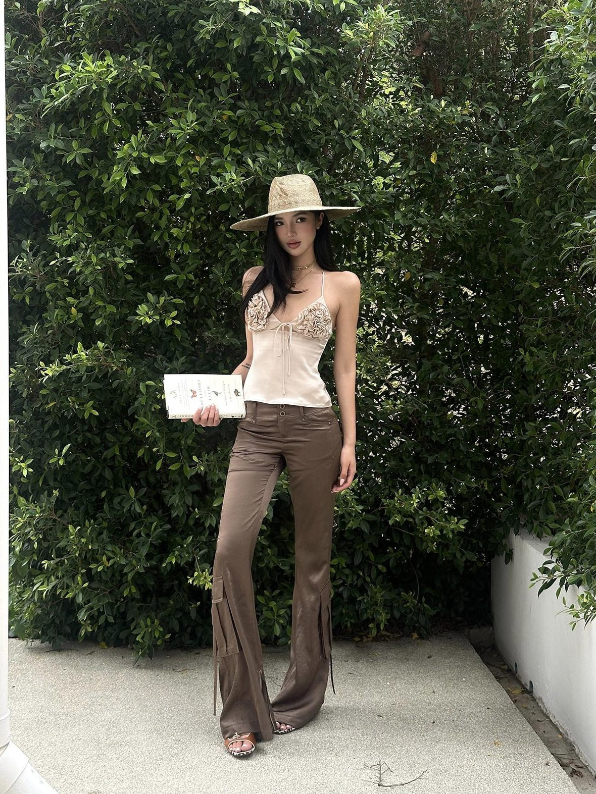 rovente Apricot Sleeveless V-neck Slim Fit Short Women's Acetate Camisoles