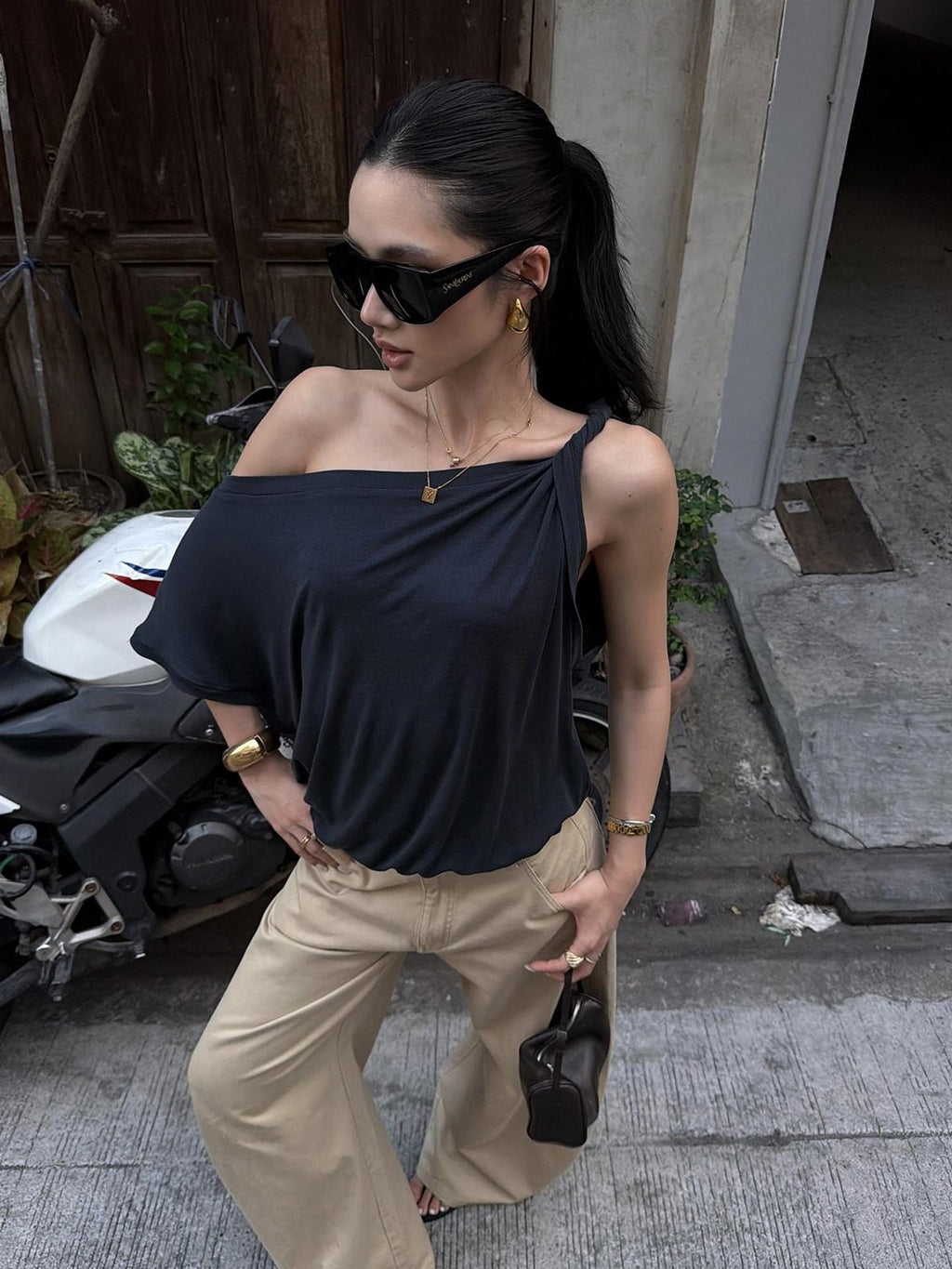 rovente Barcelona Street Scene Knot Asymmetric Loose Women's Navy Off-shoulder T-shirts