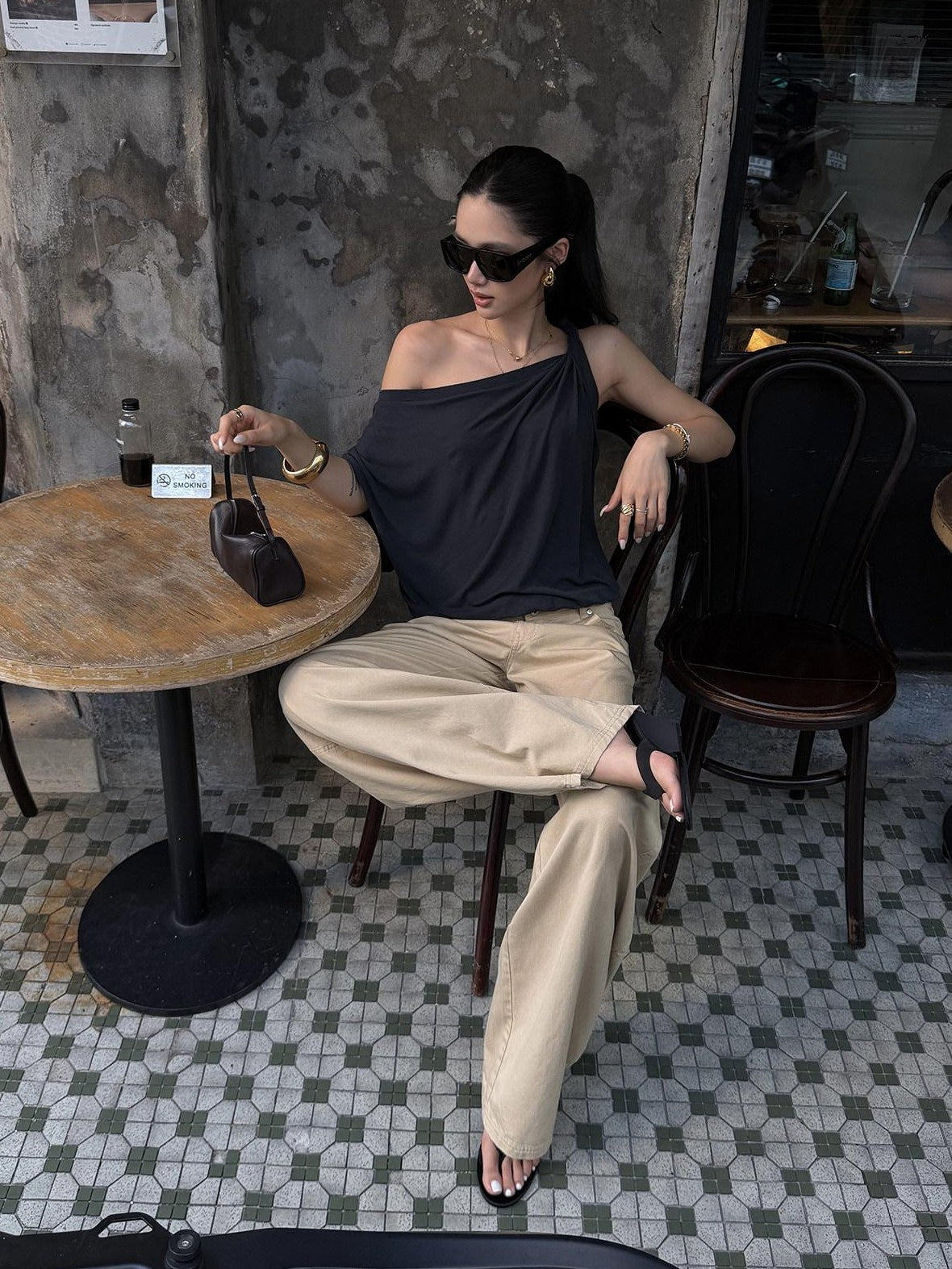 rovente Barcelona Street Scene Knot Asymmetric Loose Women's Navy Off-shoulder T-shirts