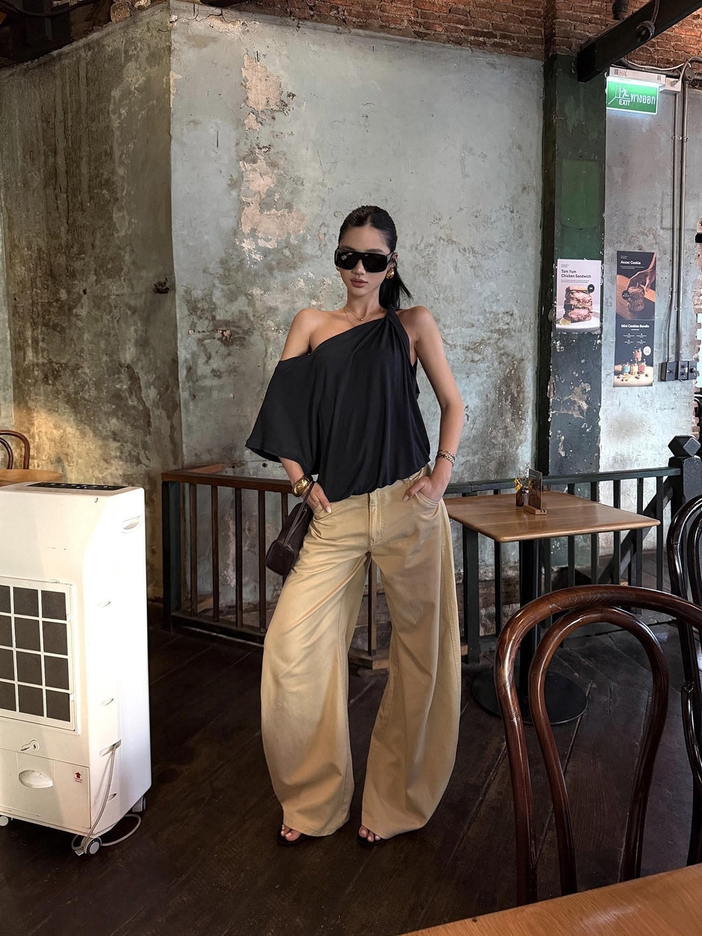 rovente Barcelona Street Scene Knot Asymmetric Loose Women's Navy Off-shoulder T-shirts