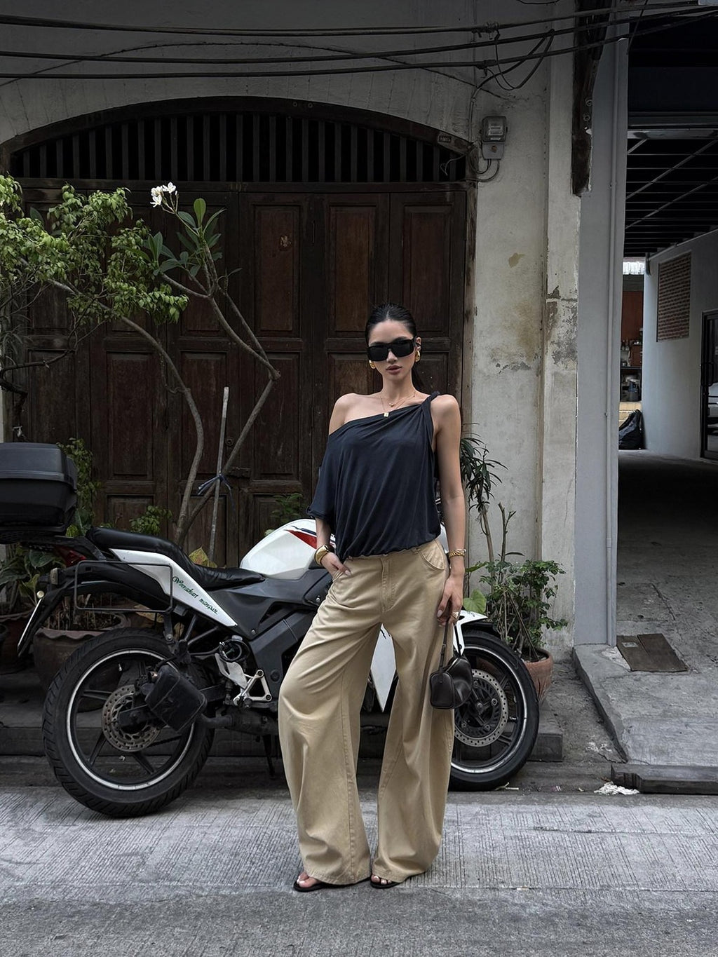 rovente Barcelona Street Scene Knot Asymmetric Loose Women's Navy Off-shoulder T-shirts