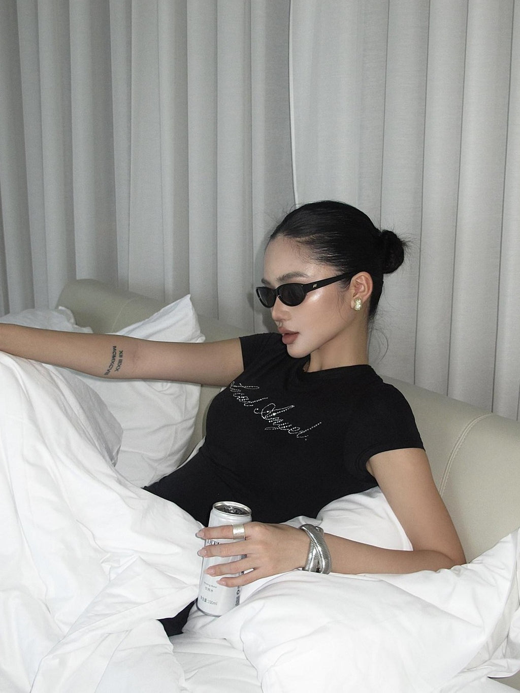 rovente Black Cinched Waist Round Neck Short Sleeve Women's Nylon Spandex Slim T-shirts