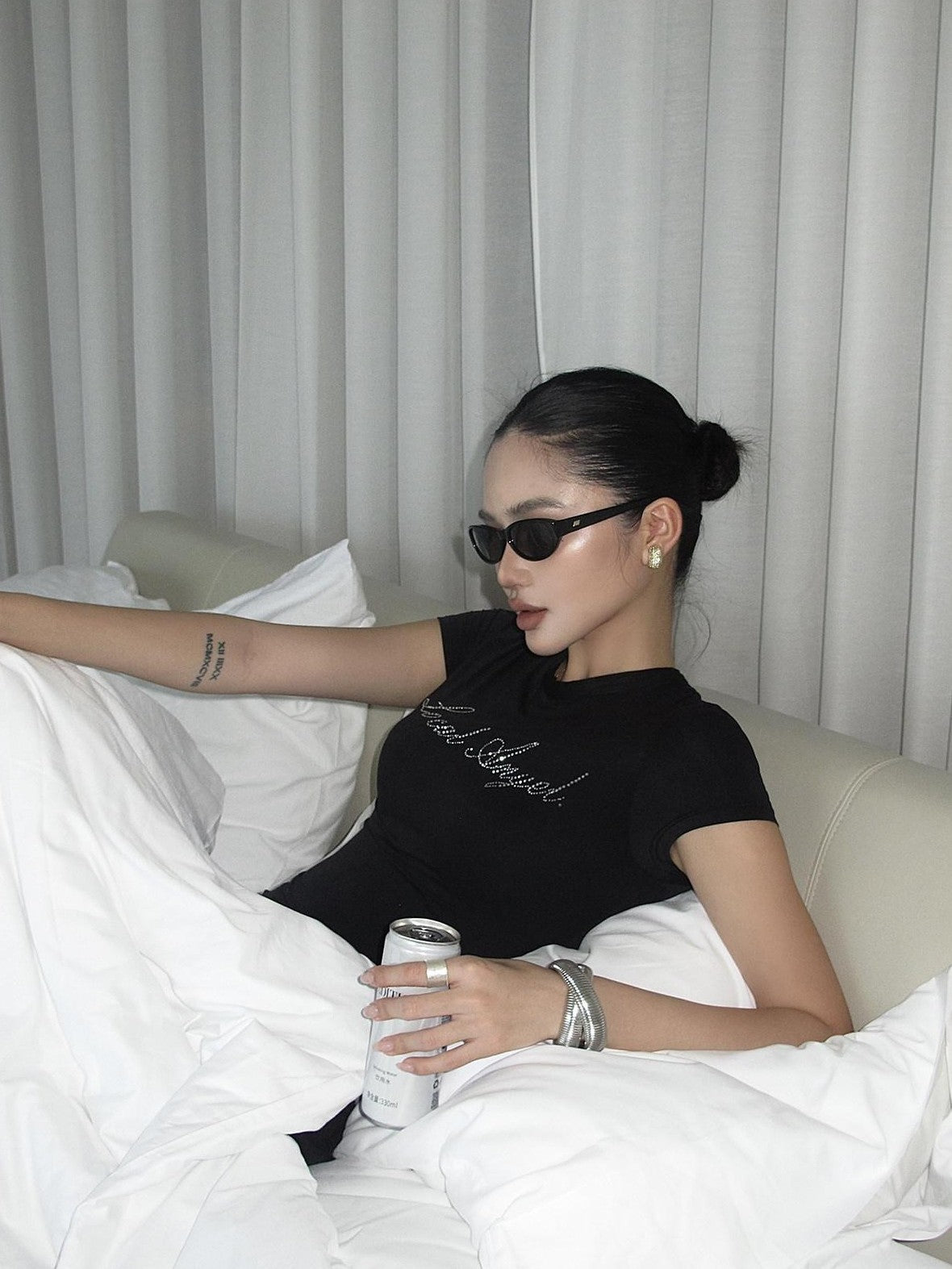 rovente Black Cinched Waist Round Neck Short Sleeve Women's Nylon Spandex Slim T-shirts