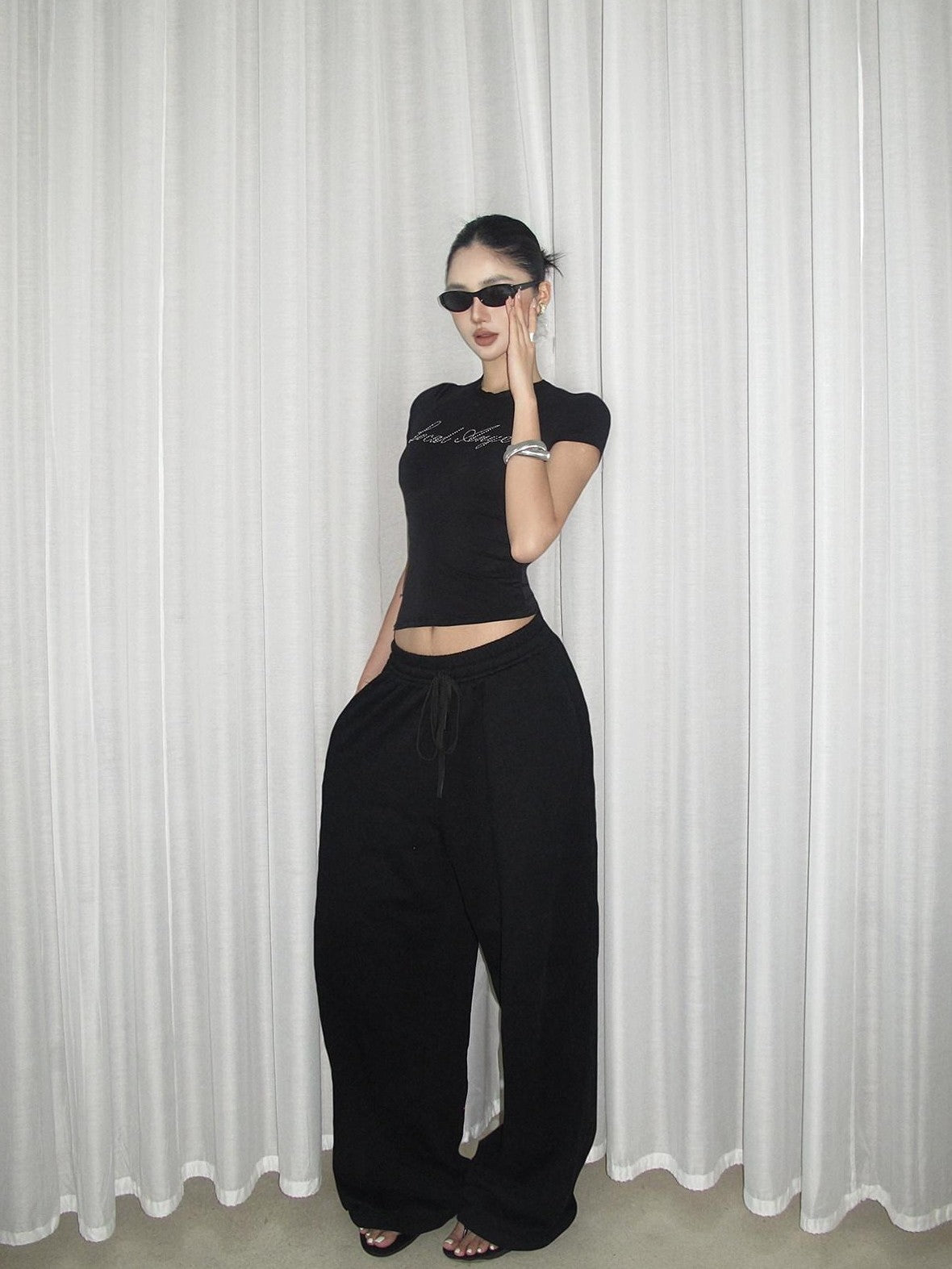 rovente Black Cinched Waist Round Neck Short Sleeve Women's Nylon Spandex Slim T-shirts