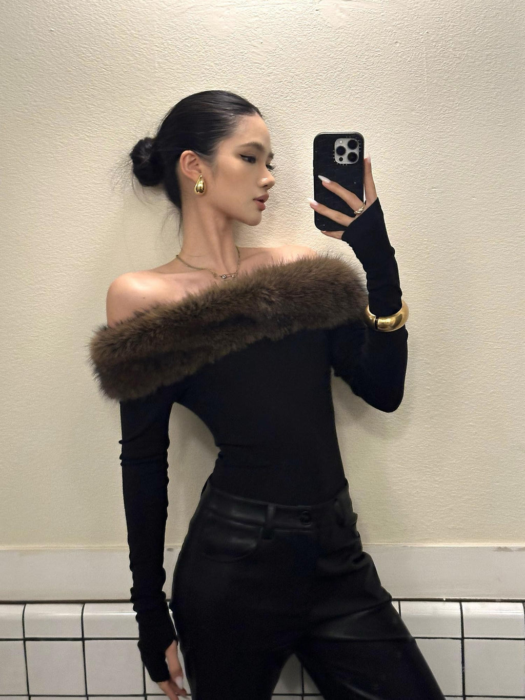 rovente Black Faux Fur Collar One Shoulder Women's Viscose Knit Off-shoulder Sweaters