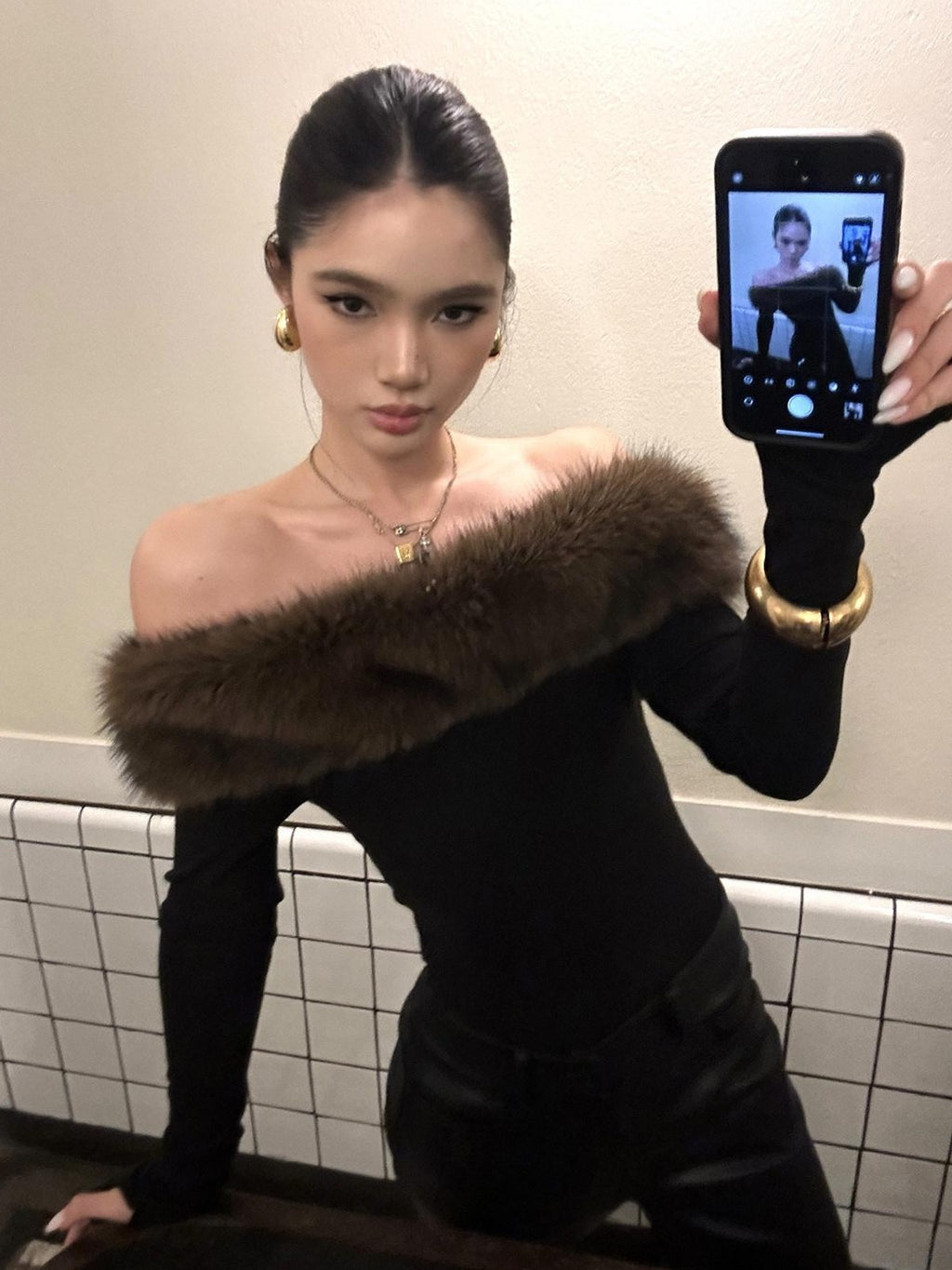 rovente Black Faux Fur Collar One Shoulder Women's Viscose Knit Off-shoulder Sweaters