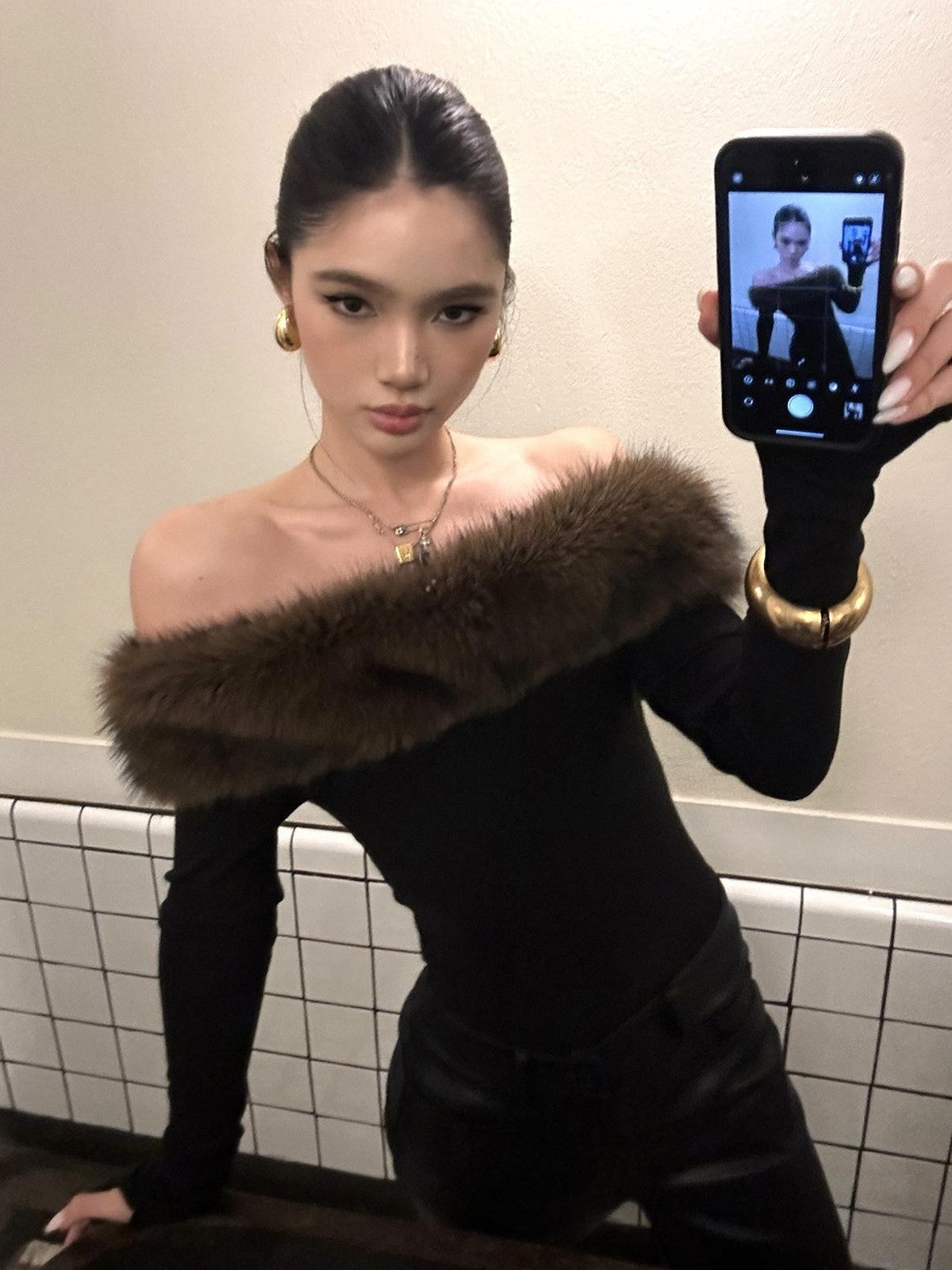 rovente Black Faux Fur Collar One Shoulder Women's Viscose Knit Off-shoulder Sweaters