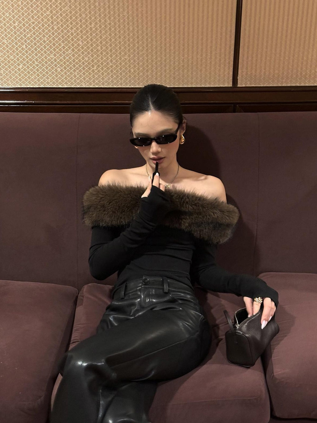 rovente Black Faux Fur Collar One Shoulder Women's Viscose Knit Off-shoulder Sweaters