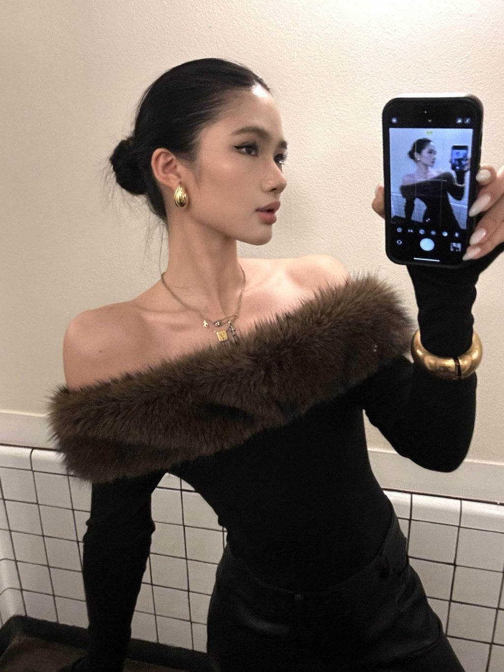 rovente Black Faux Fur Collar One Shoulder Women's Viscose Knit Off-shoulder Sweaters