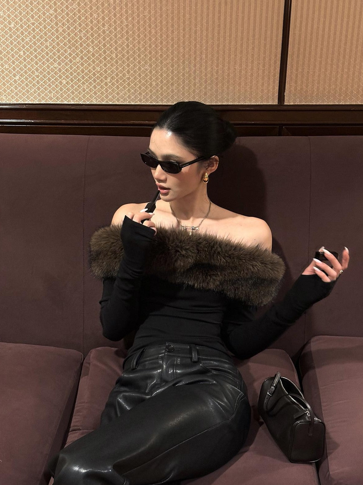 rovente Black Faux Fur Collar One Shoulder Women's Viscose Knit Off-shoulder Sweaters