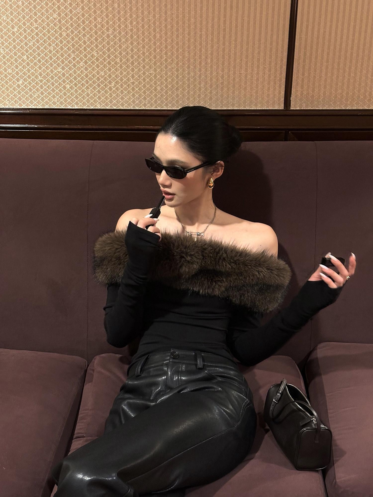 rovente Black Faux Fur Collar One Shoulder Women's Viscose Knit Off-shoulder Sweaters