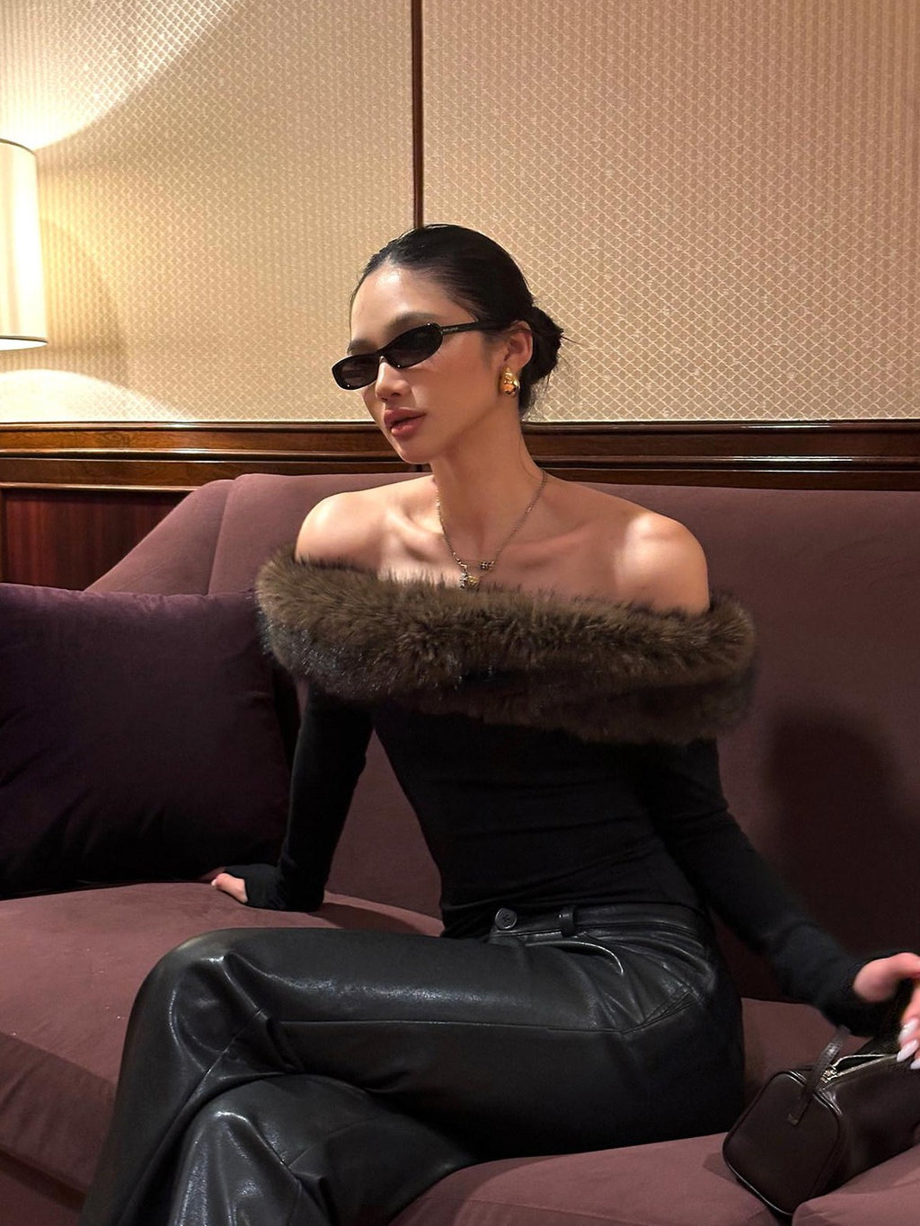 rovente Black Faux Fur Collar One Shoulder Women's Viscose Knit Off-shoulder Sweaters