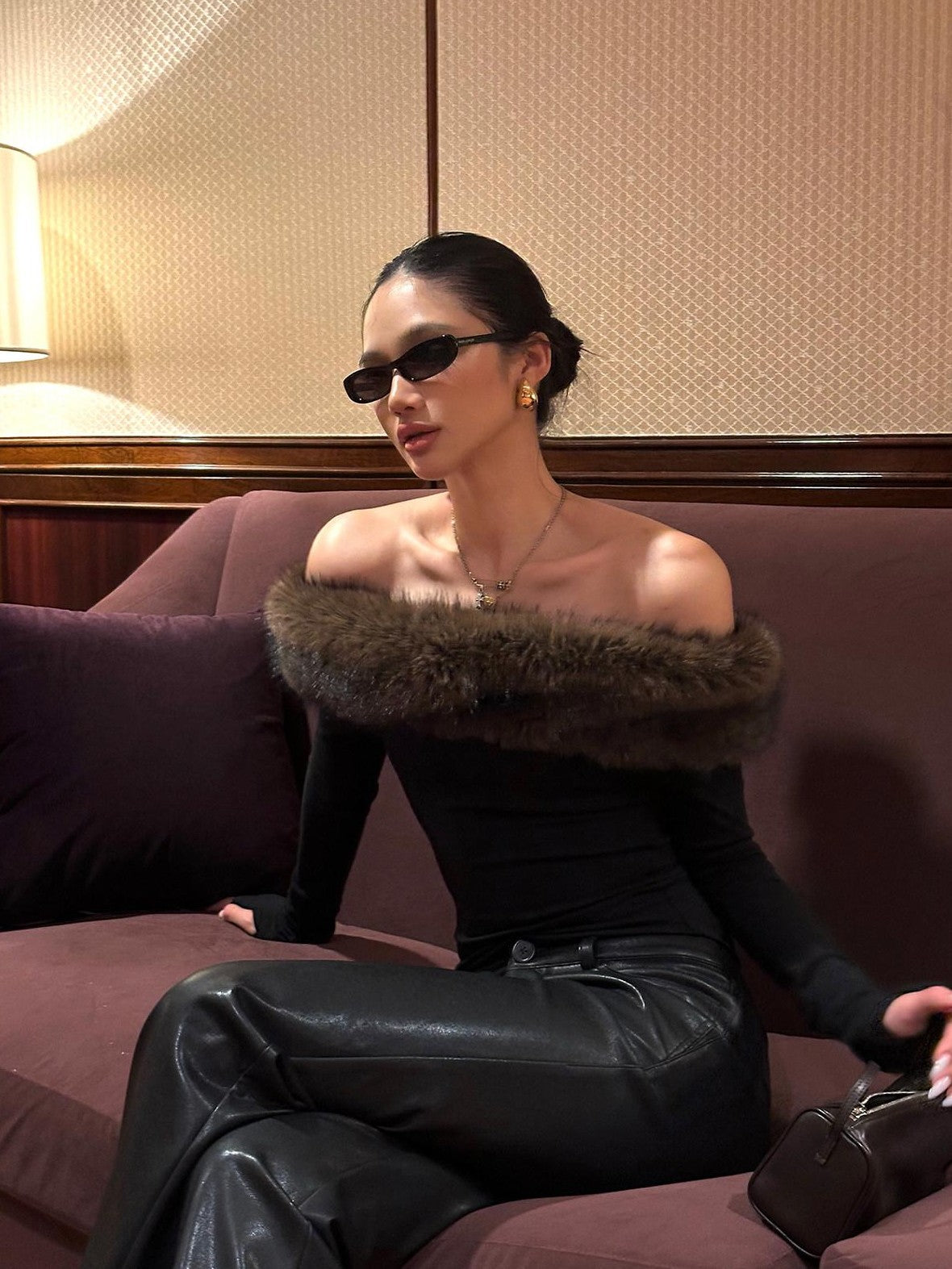 rovente Black Faux Fur Collar One Shoulder Women's Viscose Knit Off-shoulder Sweaters