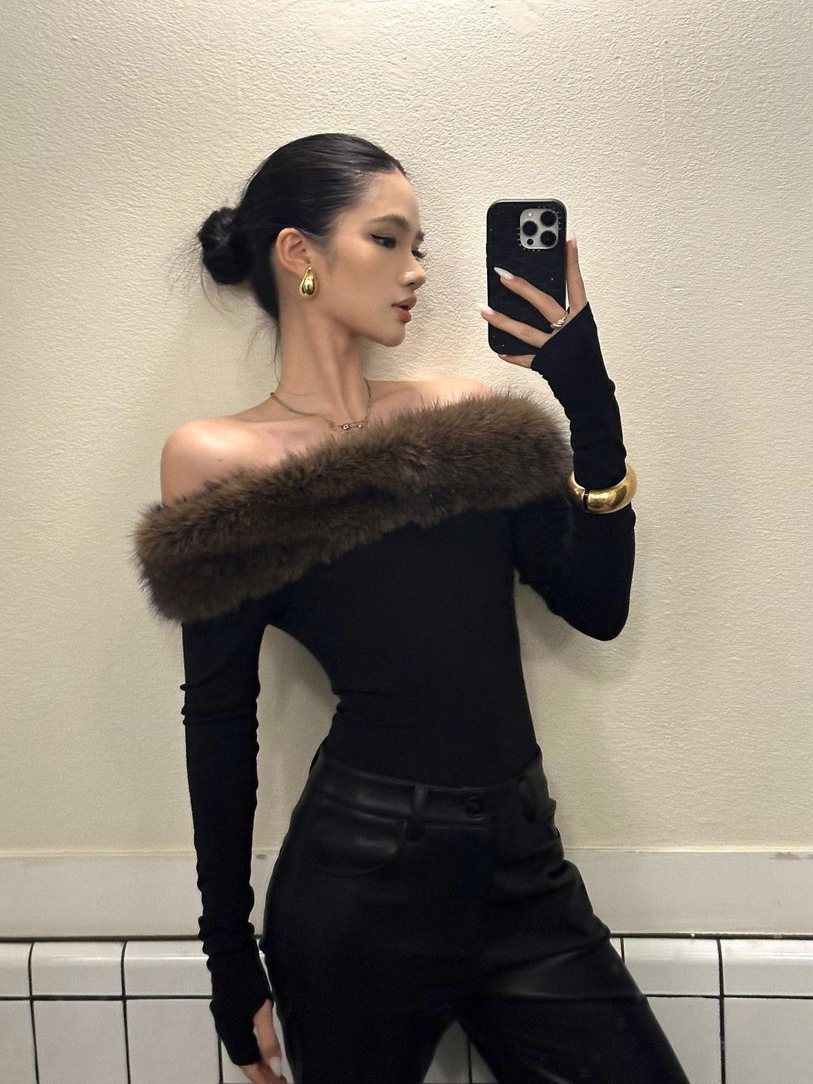 rovente Black Faux Fur Collar One Shoulder Women's Viscose Knit Off-shoulder Sweaters