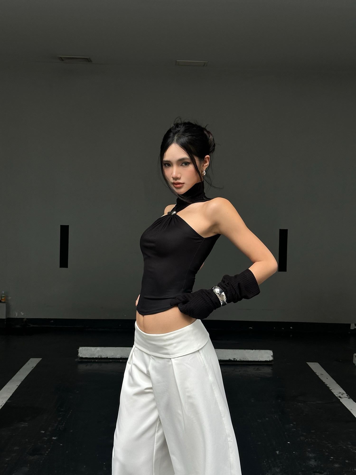 rovente Black High Neck Sleeveless Cropped Fitted Women's Lyocell Blend Halter Tops