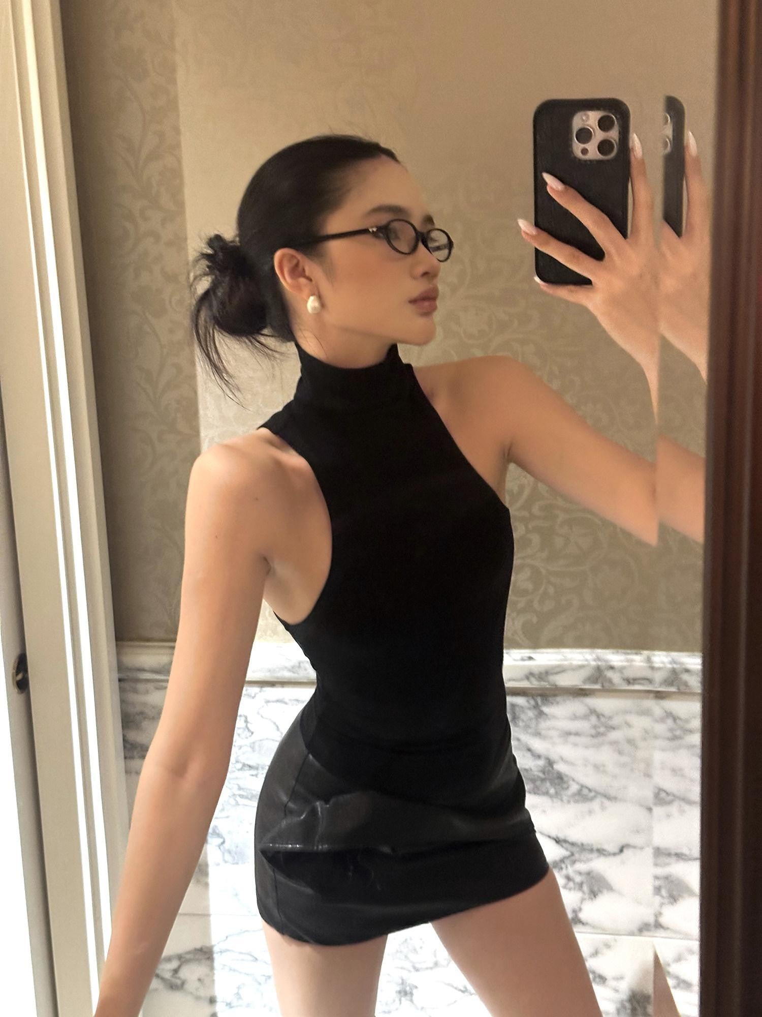 rovente Black High Neck Slim Knit Sleeveless Women's Viscose Blend Halter Tops