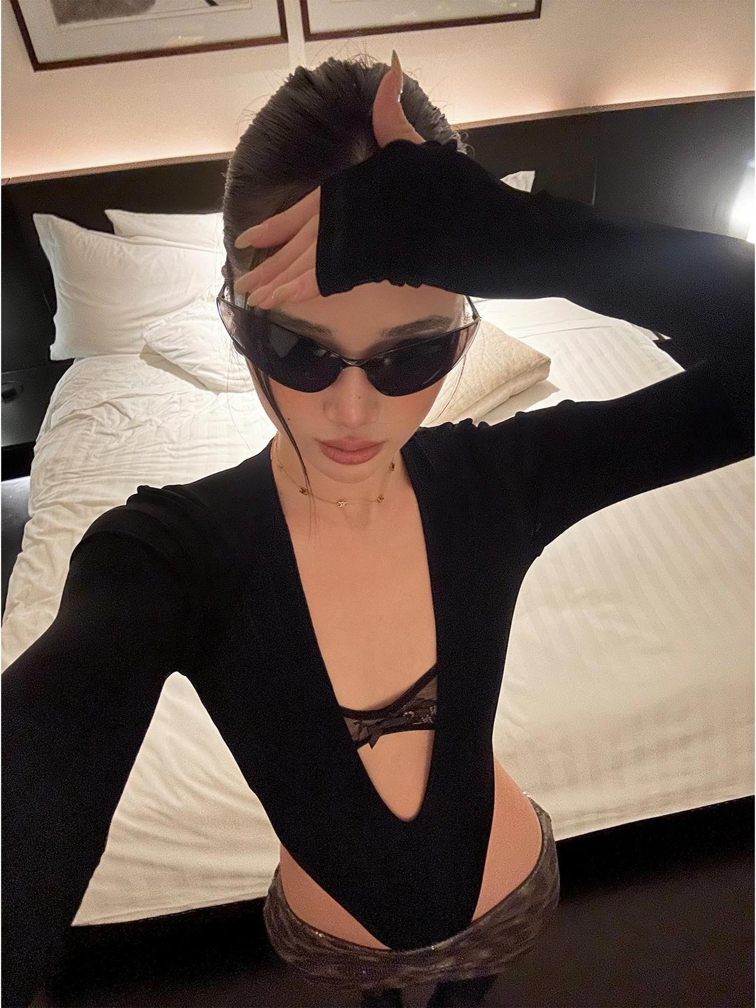rovente Black Lace V-neck Long Sleeve Slim Women's Acetate Blend Basic Bodysuits