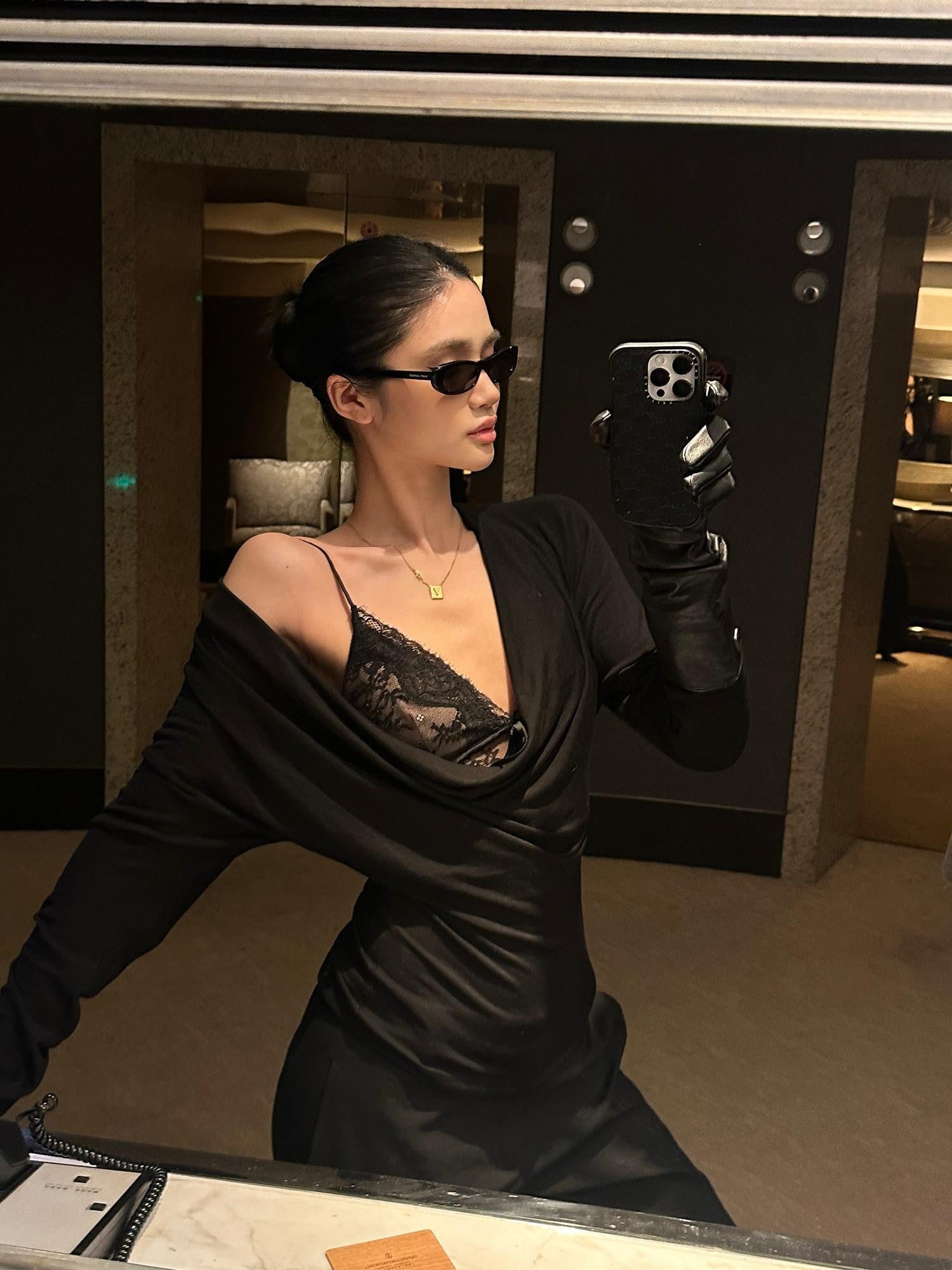 rovente Black Plunging Neck Two Piece Slim Fit Women's Long Sleeve T-shirts