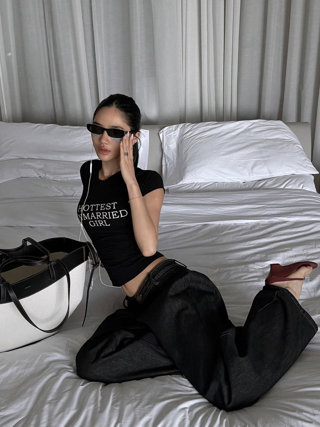 rovente Black Printed Slim Fit Waist Cinching Minimalist Women's Short Sleeve T-shirts