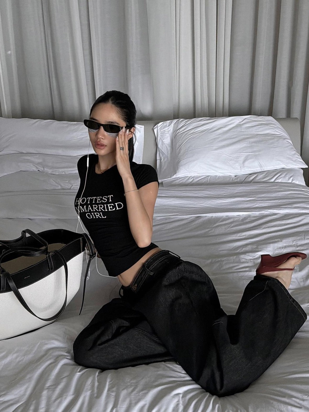 rovente Black Printed Slim Fit Waist Cinching Minimalist Women's Short Sleeve T-shirts