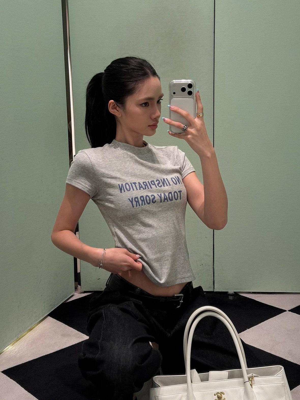rovente Grey Letter Print Set In Shoulder Cropped Women's Lyocell Slim T-shirts