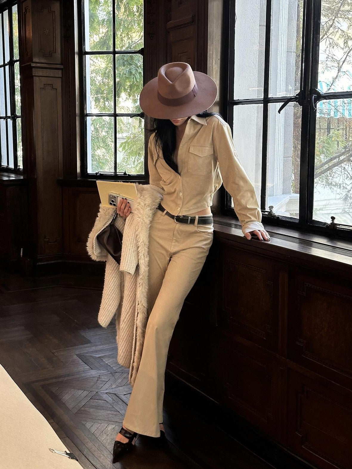rovente Light Khaki Suede Collar V-neck Cropped Long Sleeve Women's Polyester Blouses