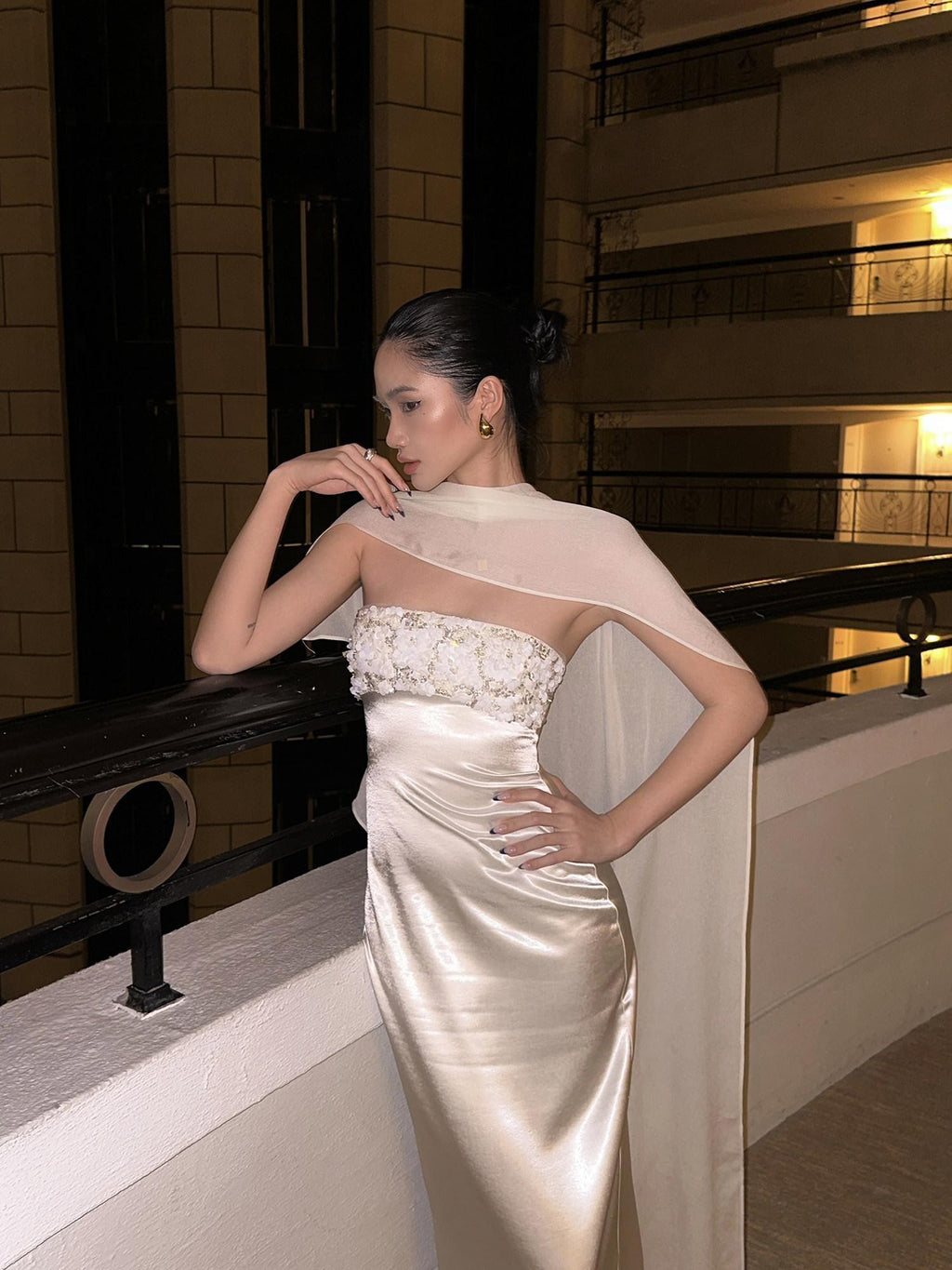 rovente Shimmering White Sequined Shawl Slimming Women's Strapless Maxi Dresses