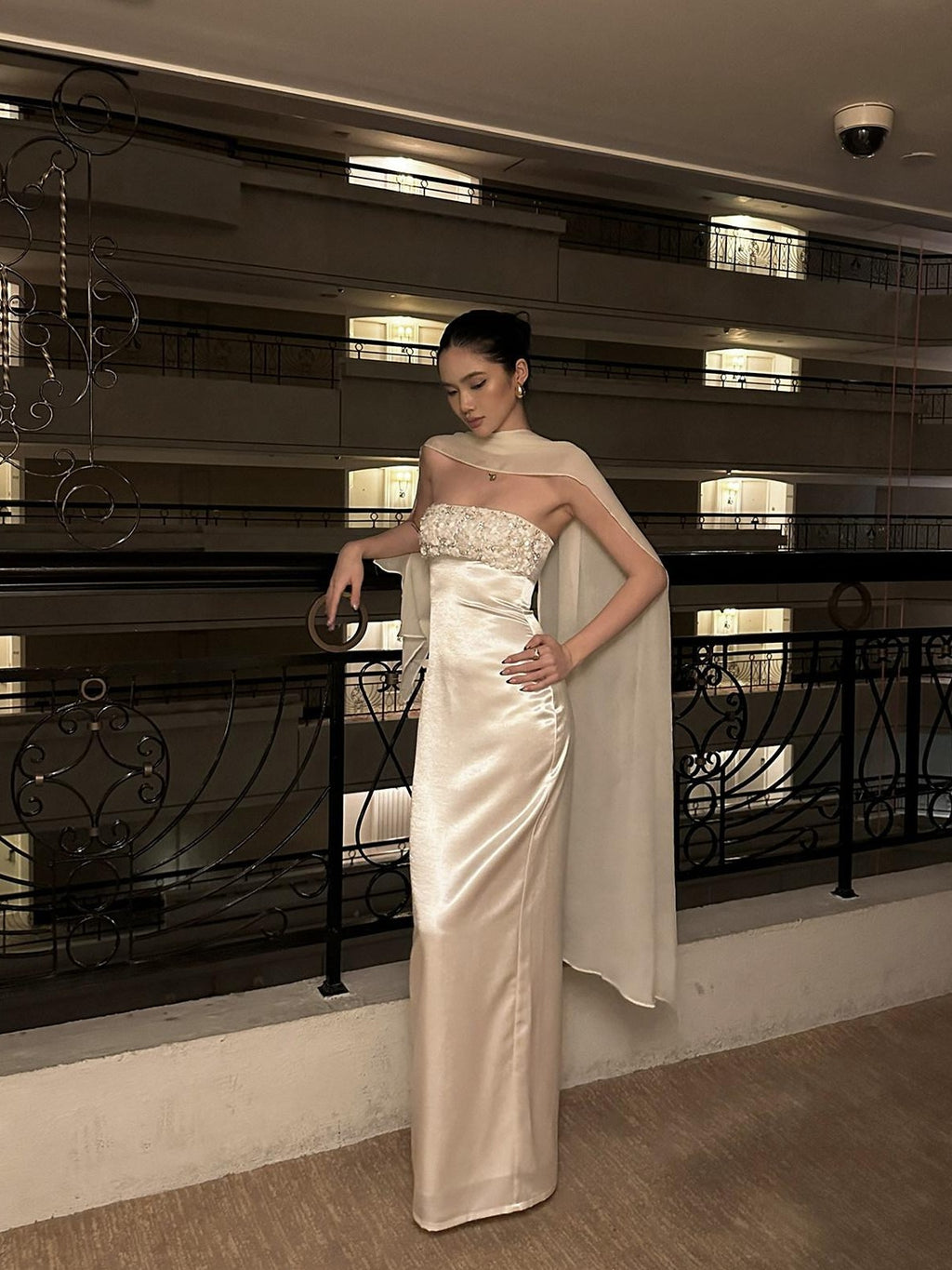 rovente Shimmering White Sequined Shawl Slimming Women's Strapless Maxi Dresses