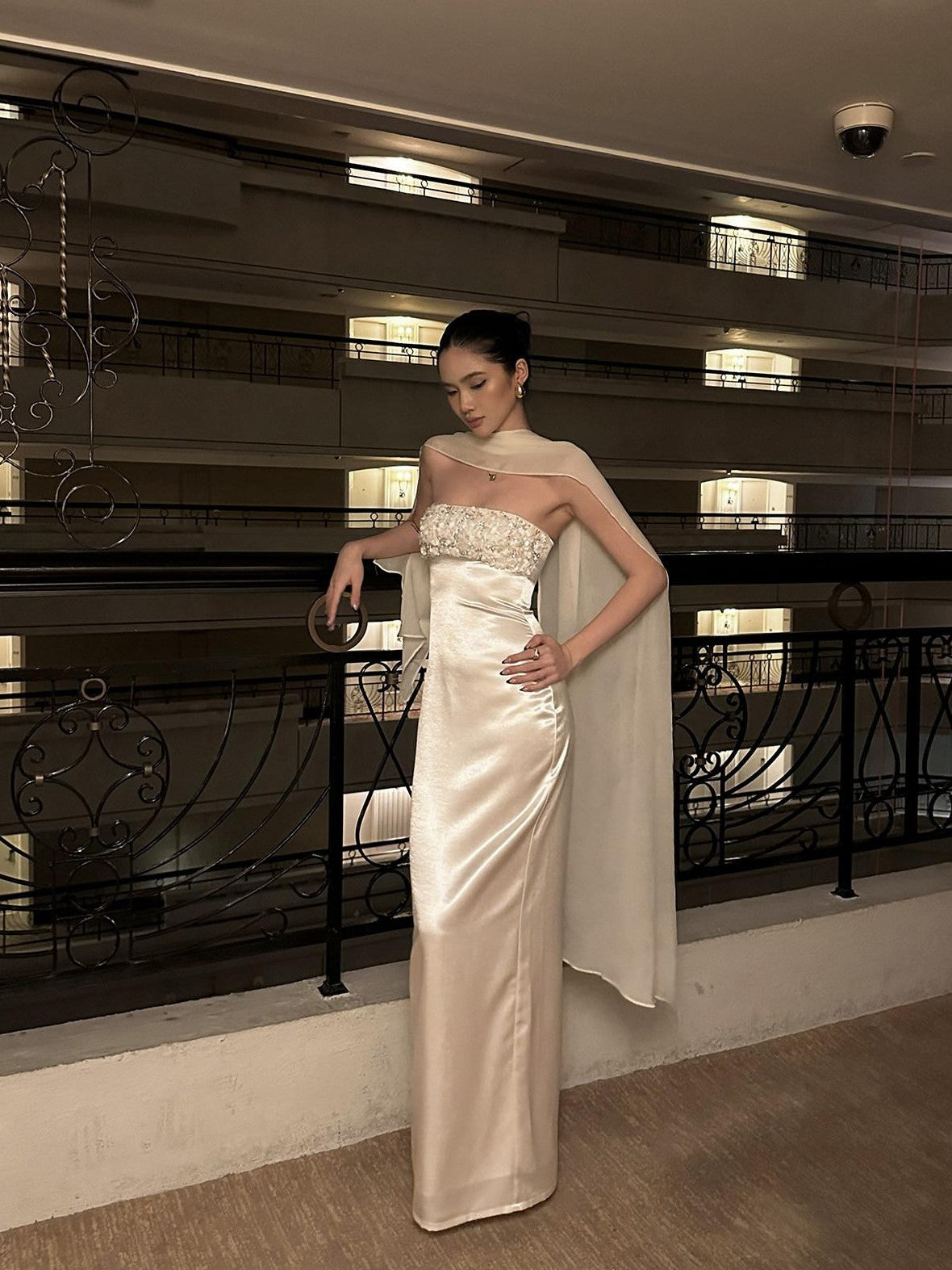 rovente Shimmering White Sequined Shawl Slimming Women's Strapless Maxi Dresses