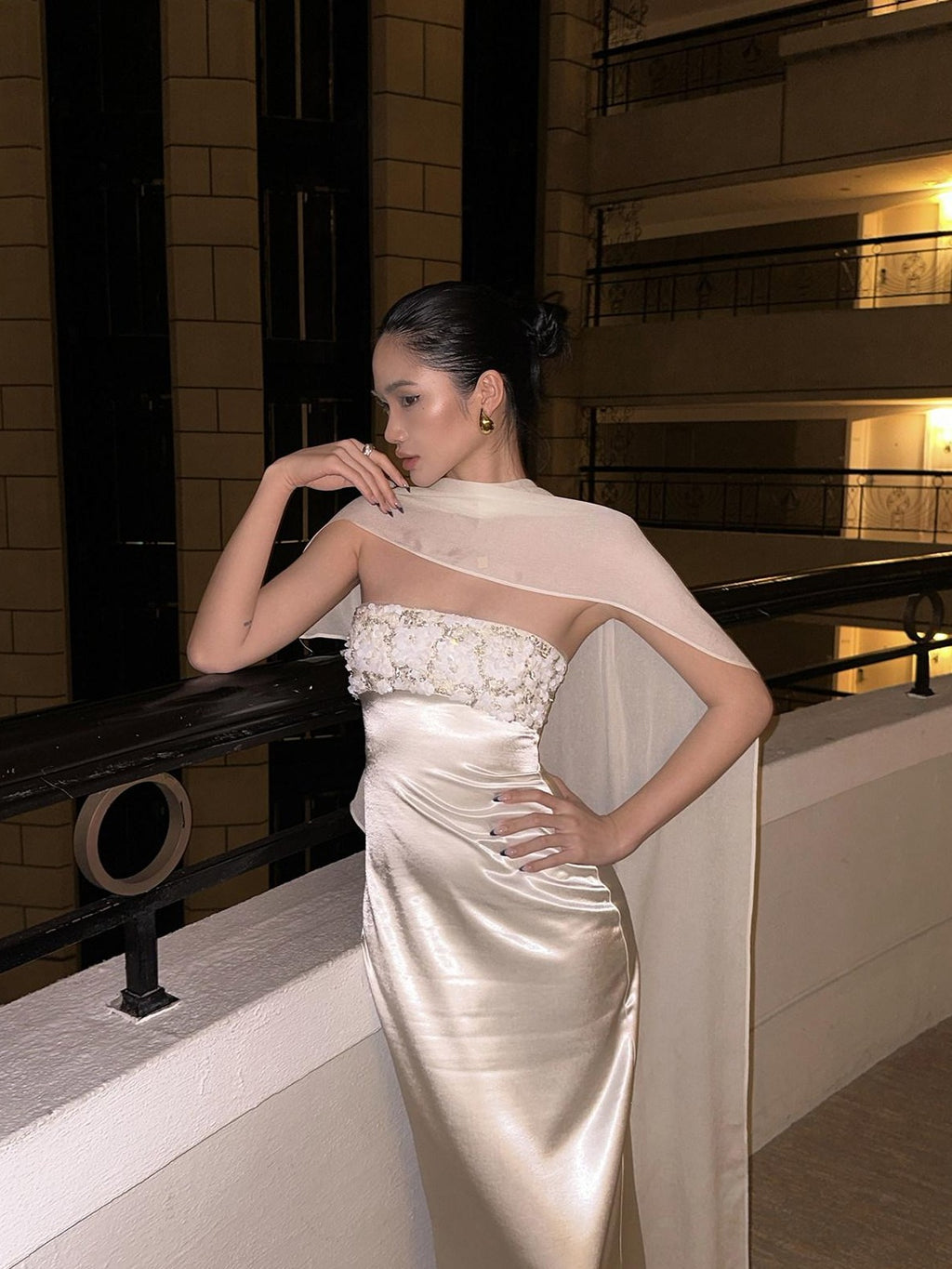 rovente Shimmering White Sequined Shawl Slimming Women's Strapless Maxi Dresses