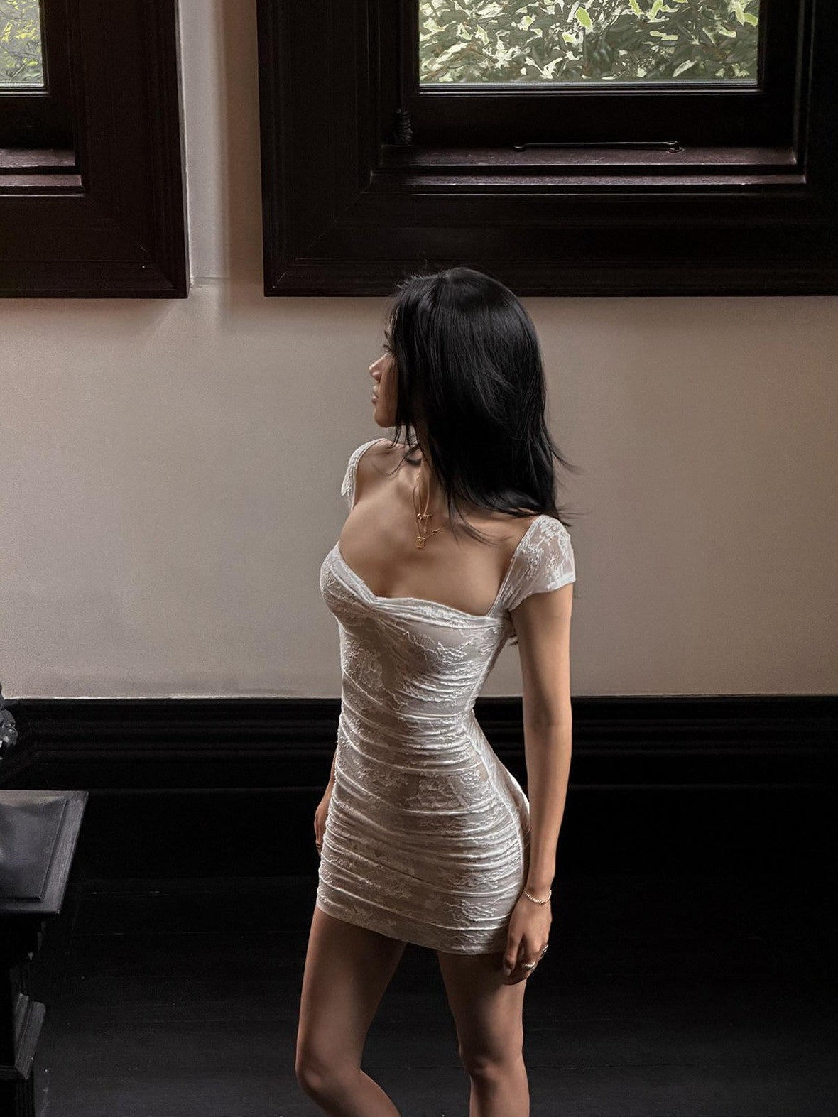rovente White Curved Cap Sleeve Hip Hugging Women's Lace Bodycon Mini Dresses