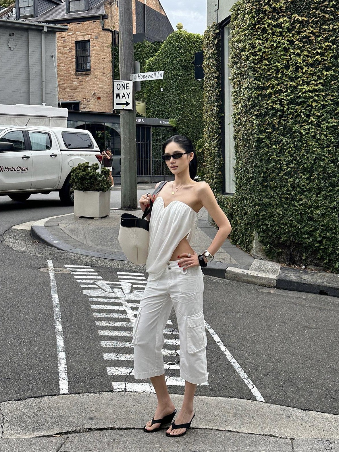 rovente White Deconstructed Cargo Pockets Zip Fly Straight Women's Cotton Capri Pants