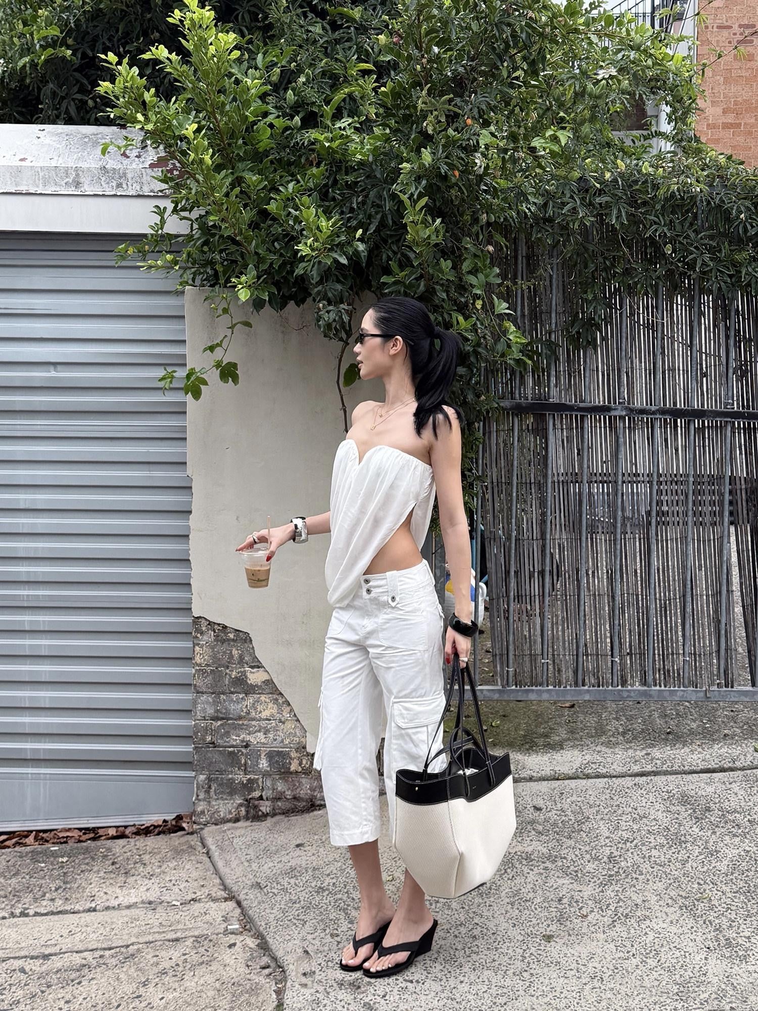rovente White Deconstructed Cargo Pockets Zip Fly Straight Women's Cotton Capri Pants